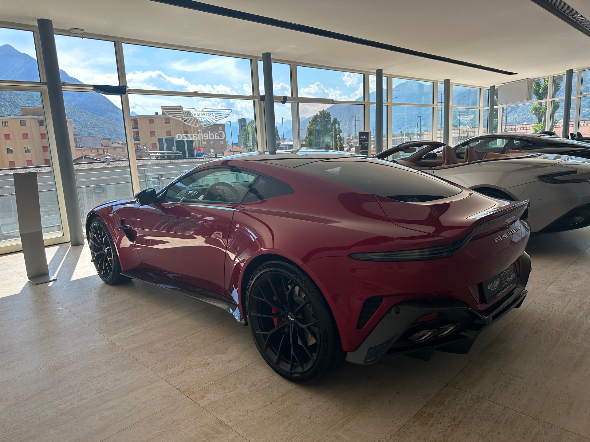 ASTON MARTIN V8 Vantage-image-2