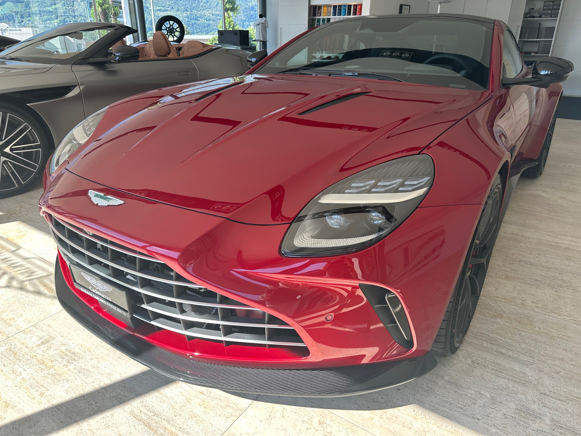 ASTON MARTIN V8 Vantage-image-4
