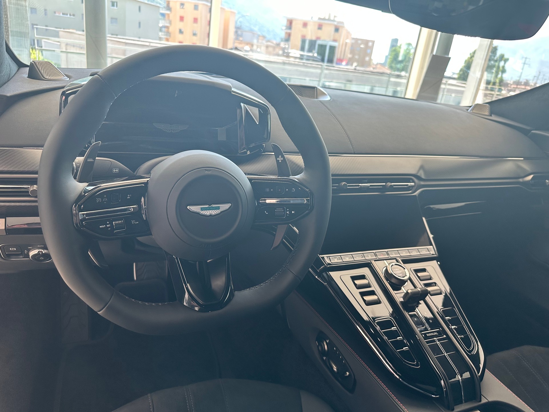 ASTON MARTIN V8 Vantage-image-11