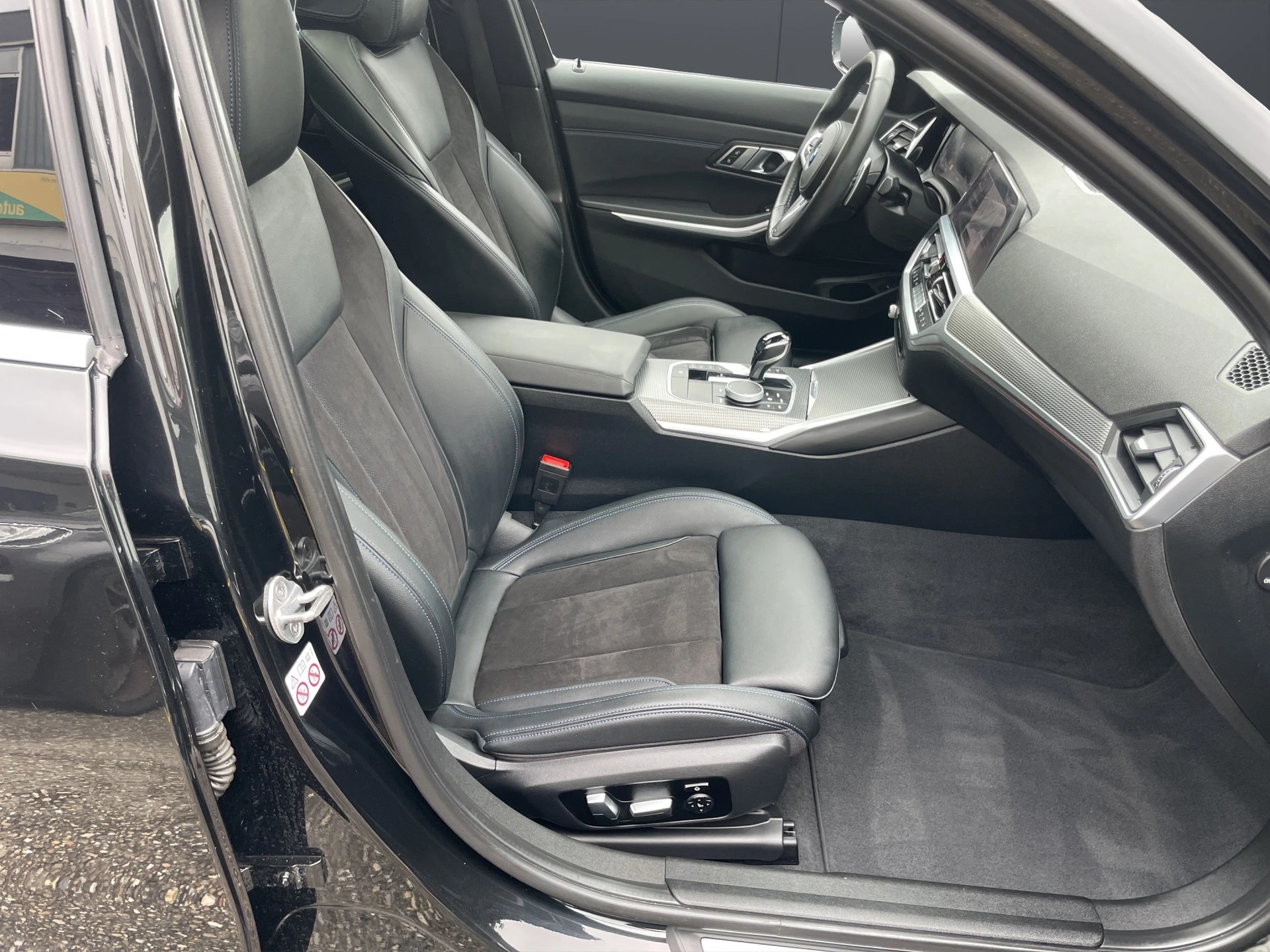 BMW 320d xDrive Touring M Sport Steptronic-image-7