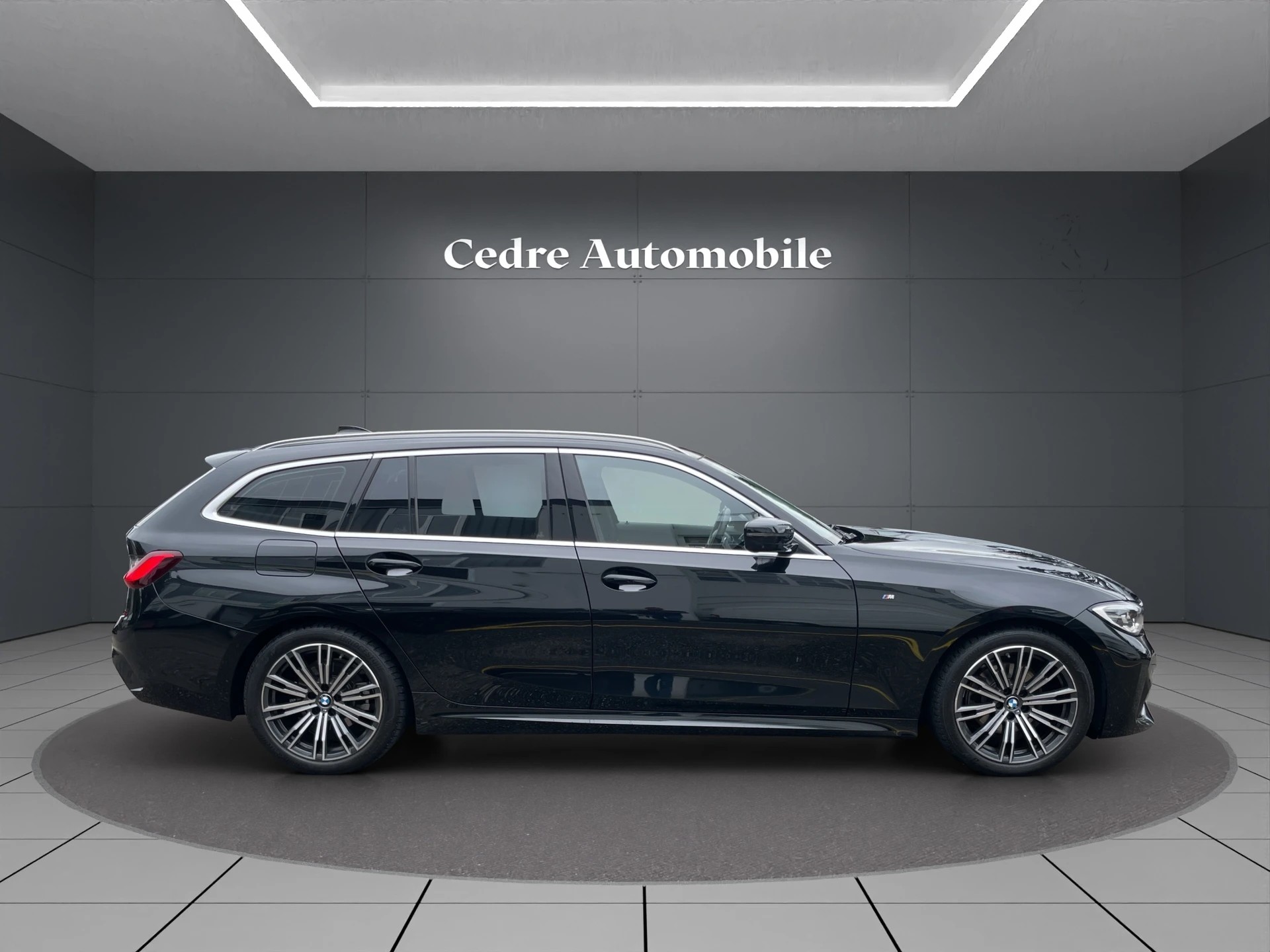 BMW 320d xDrive Touring M Sport Steptronic-image-5