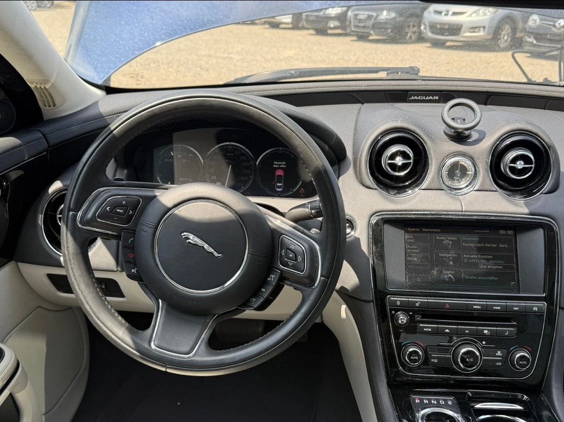 JAGUAR XJ 3.0 V6 S/C Premium Luxury Automatic AWD-image-7