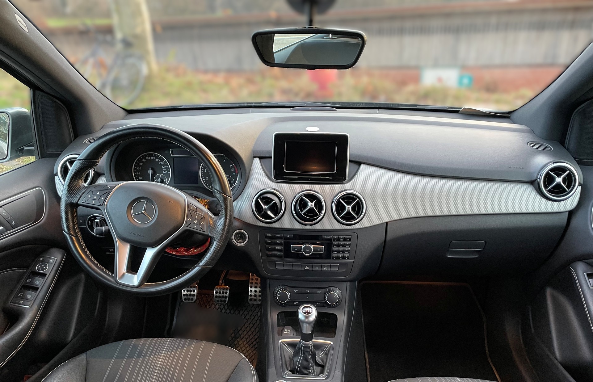 MERCEDES-BENZ B 180 Active Edition-image-5
