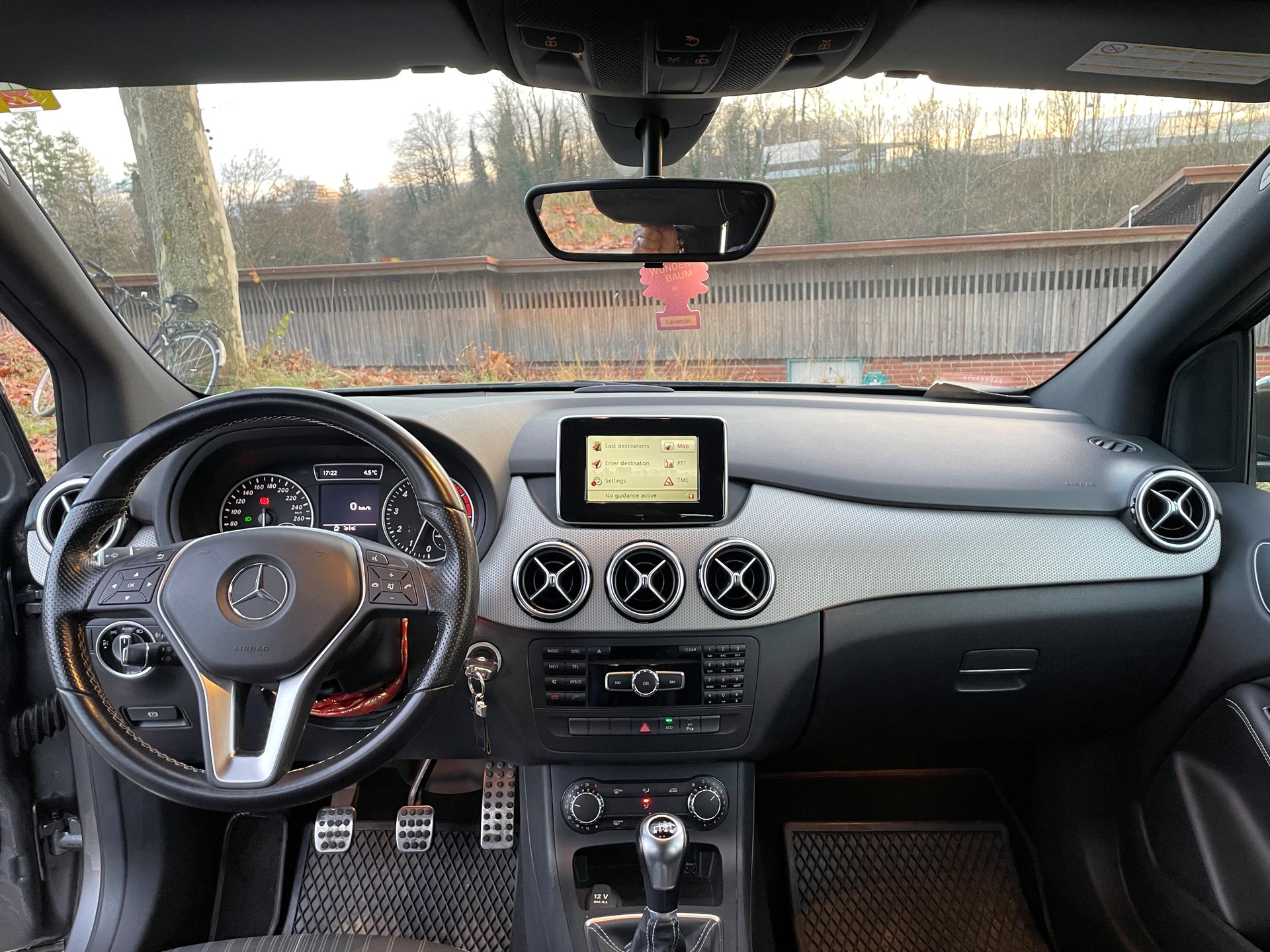 MERCEDES-BENZ B 180 Active Edition-image-1