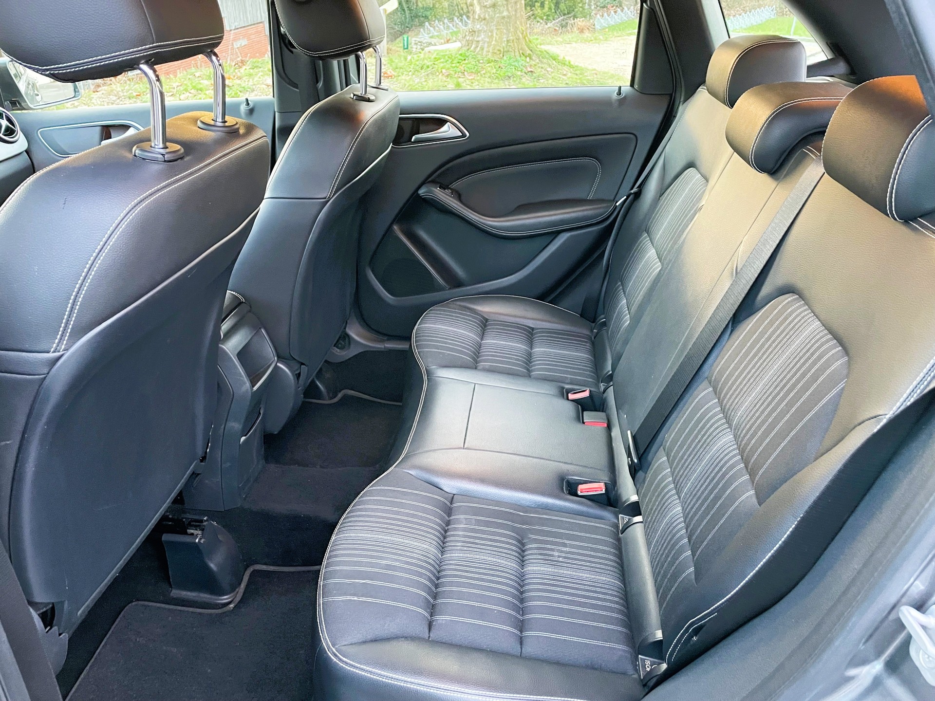 MERCEDES-BENZ B 180 Active Edition-image-6