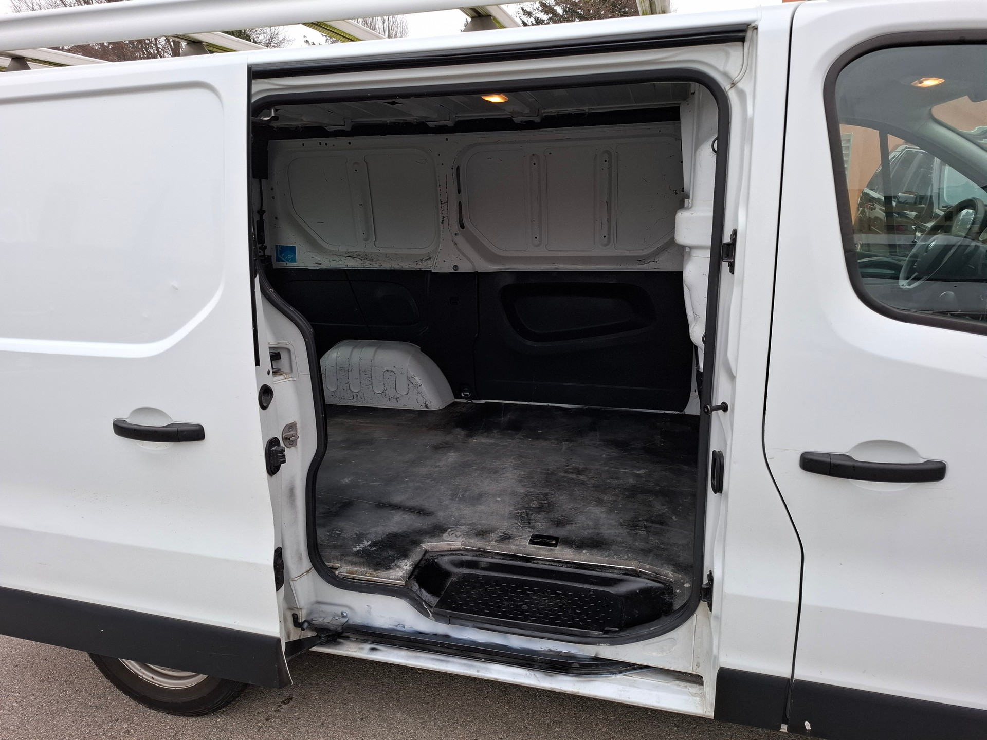 RENAULT Trafic 1.6 dCi 95 2.7t Access L1H1-image-8