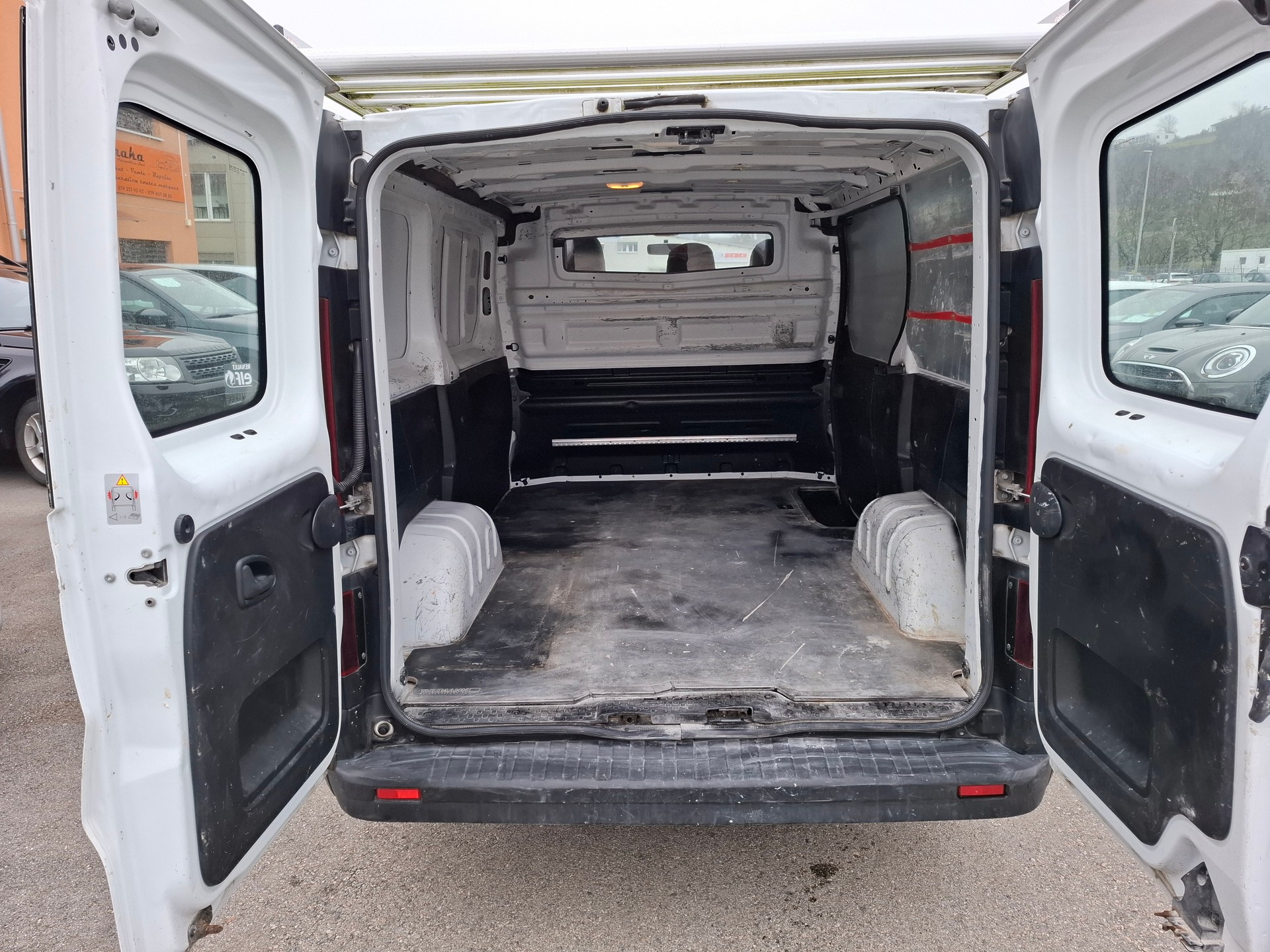 RENAULT Trafic 1.6 dCi 95 2.7t Access L1H1-image-9