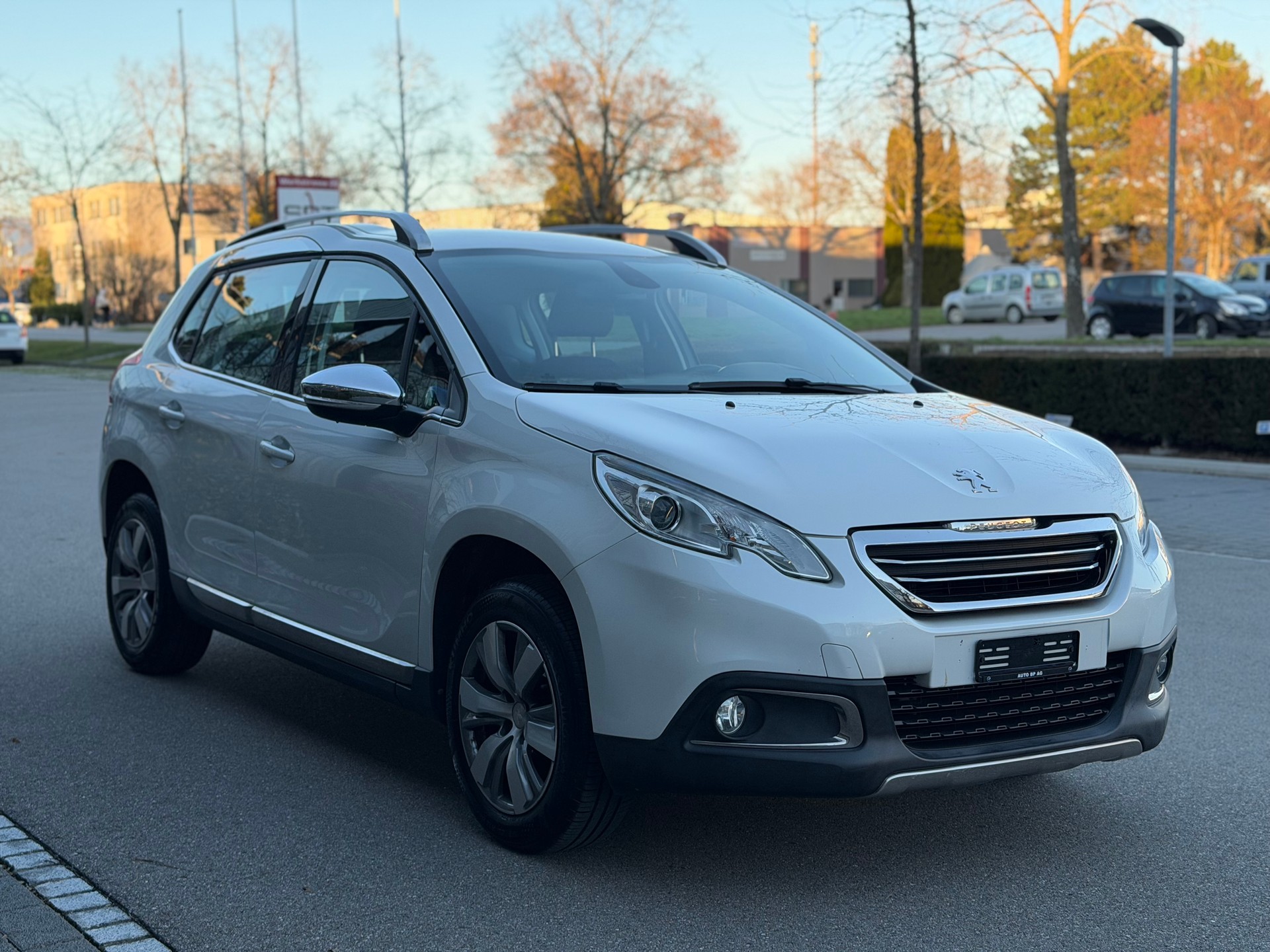 PEUGEOT 2008 1.2 VTI Allure-image-3