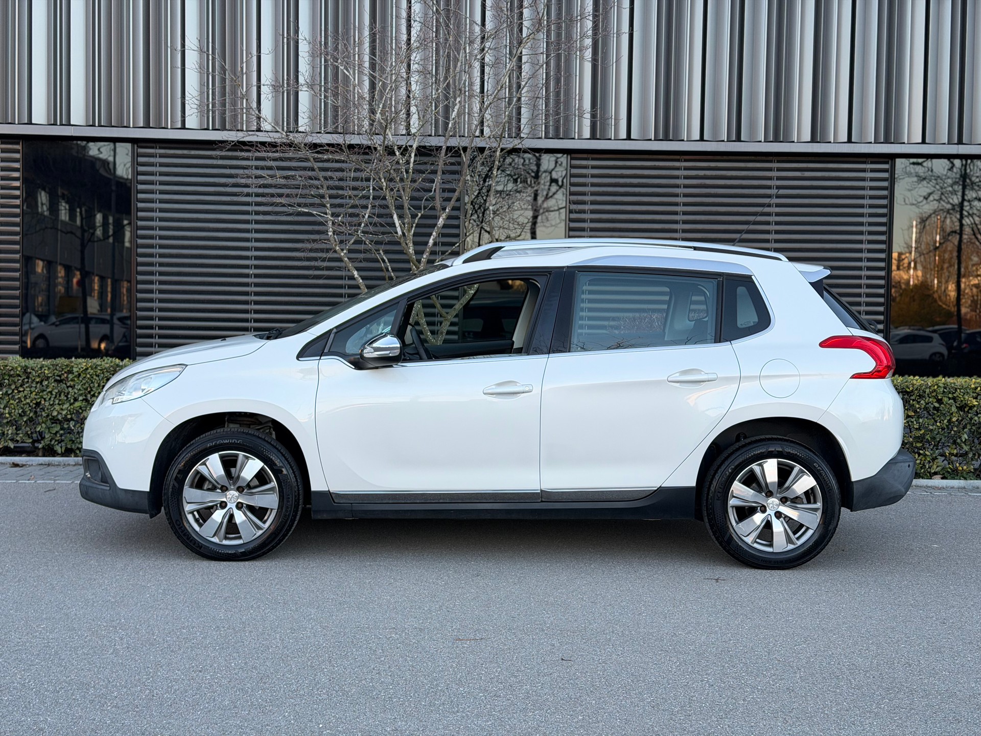 PEUGEOT 2008 1.2 VTI Allure-image-2