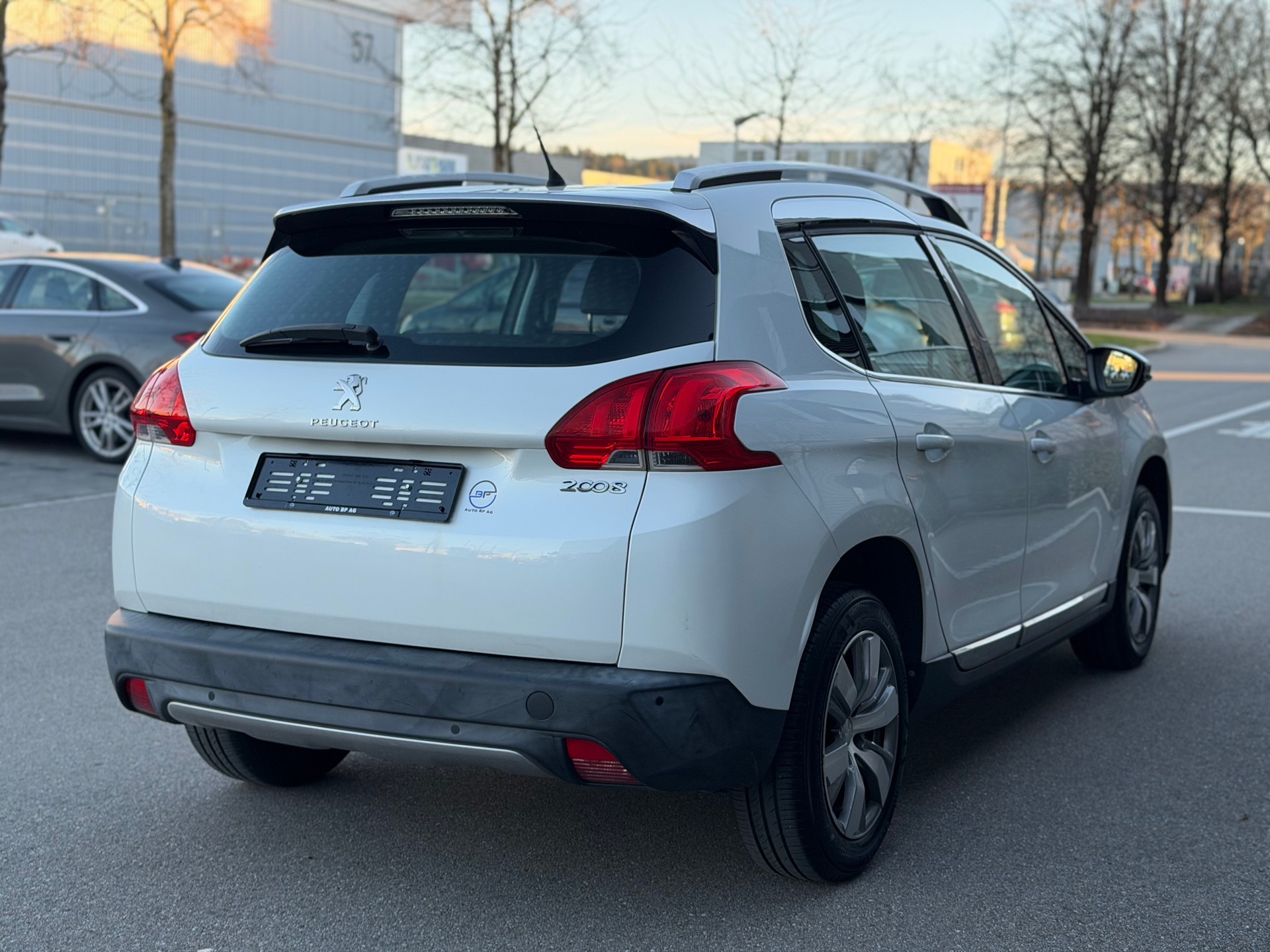 PEUGEOT 2008 1.2 VTI Allure-image-6