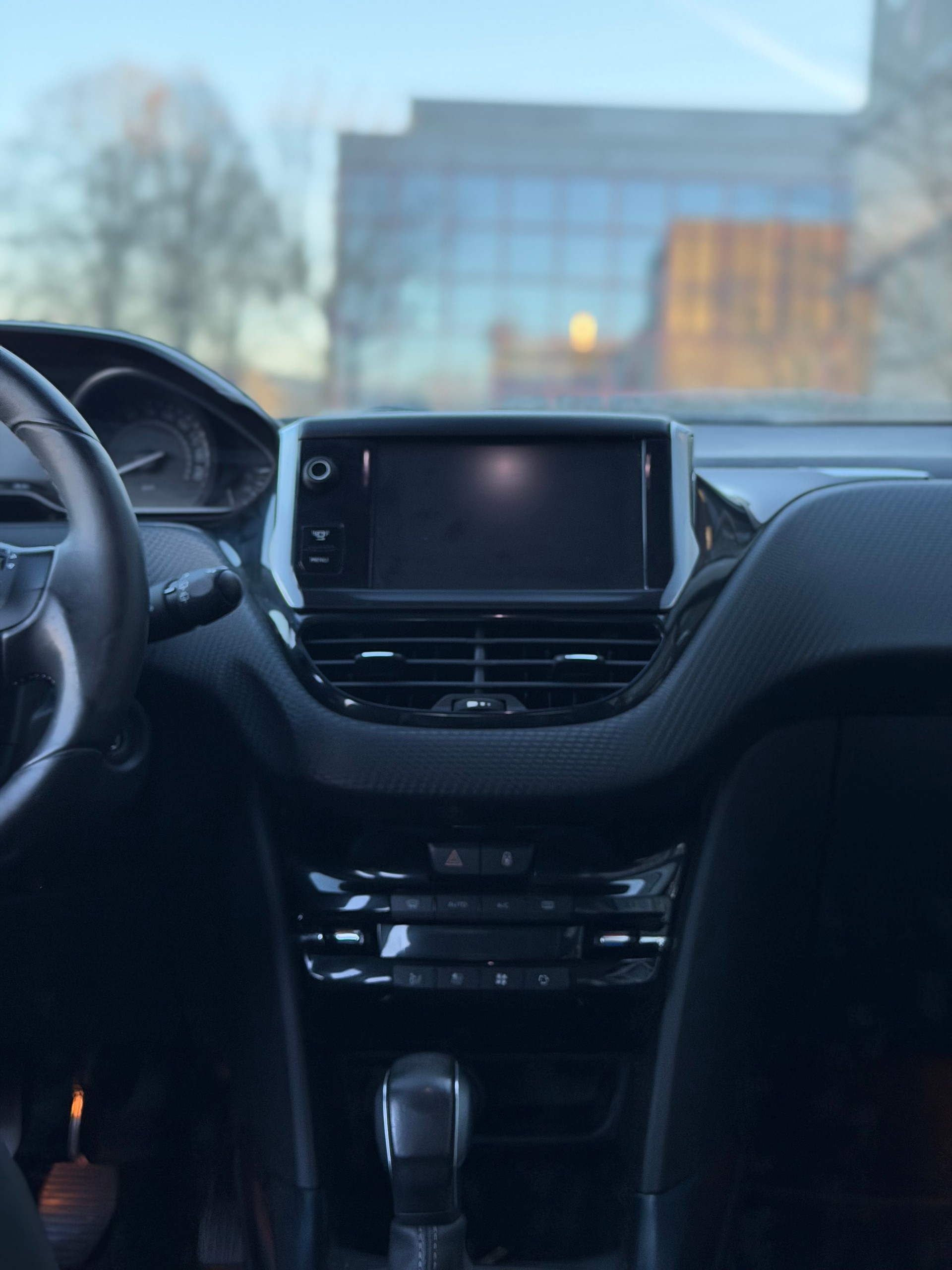 PEUGEOT 2008 1.2 VTI Allure-image-8