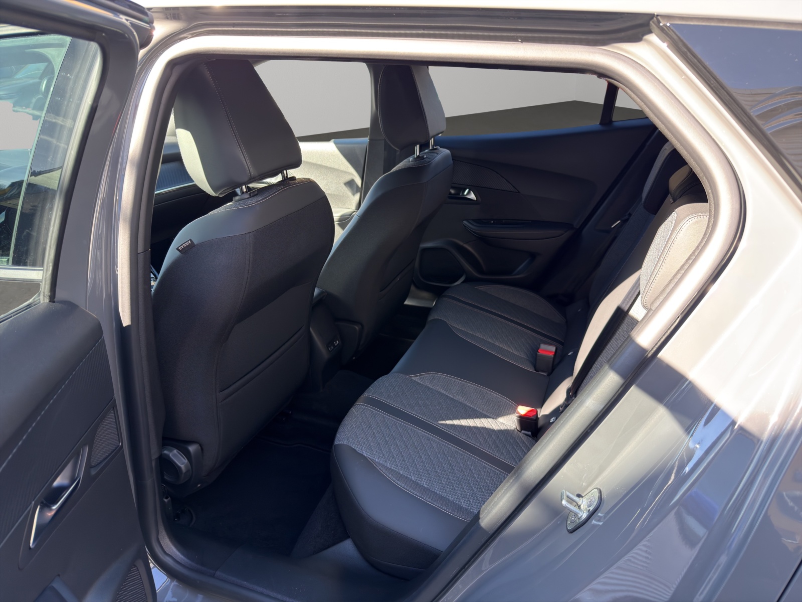PEUGEOT 2008 1.2 PureTech 130 Allure-image-4