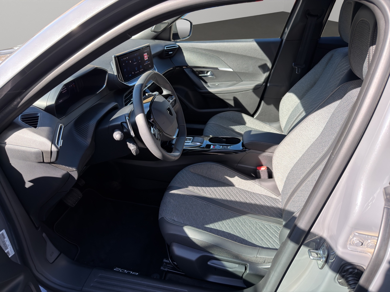 PEUGEOT 2008 1.2 PureTech 130 Allure-showroom-element-3