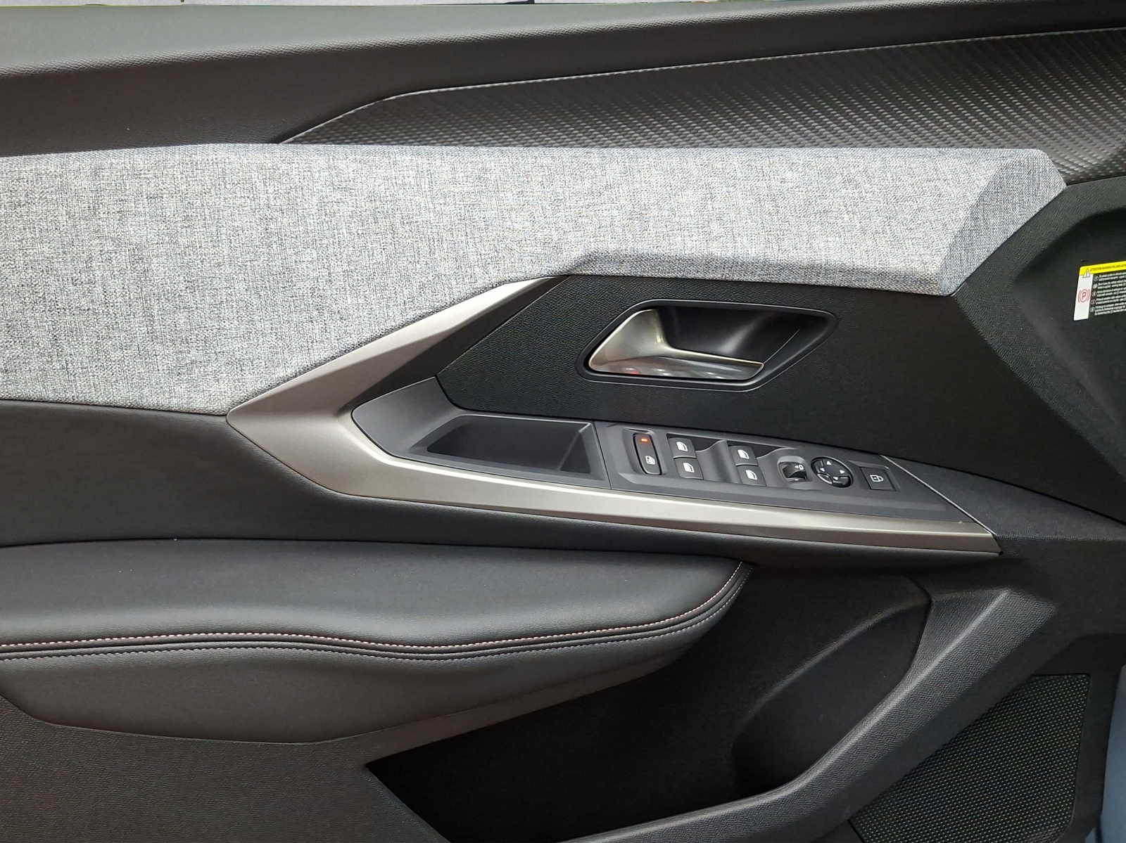 PEUGEOT 3008 e-Allure Premium AWD-image-10