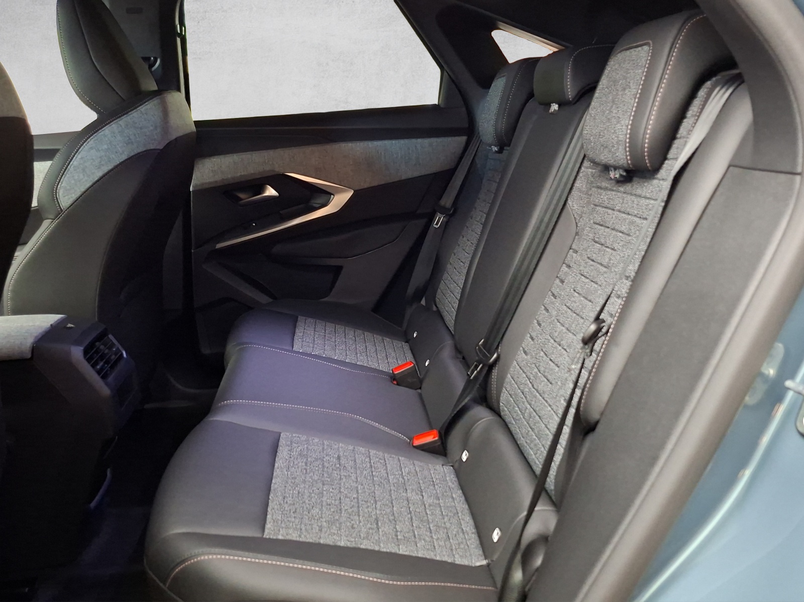 PEUGEOT 3008 e-Allure Premium AWD-image-13