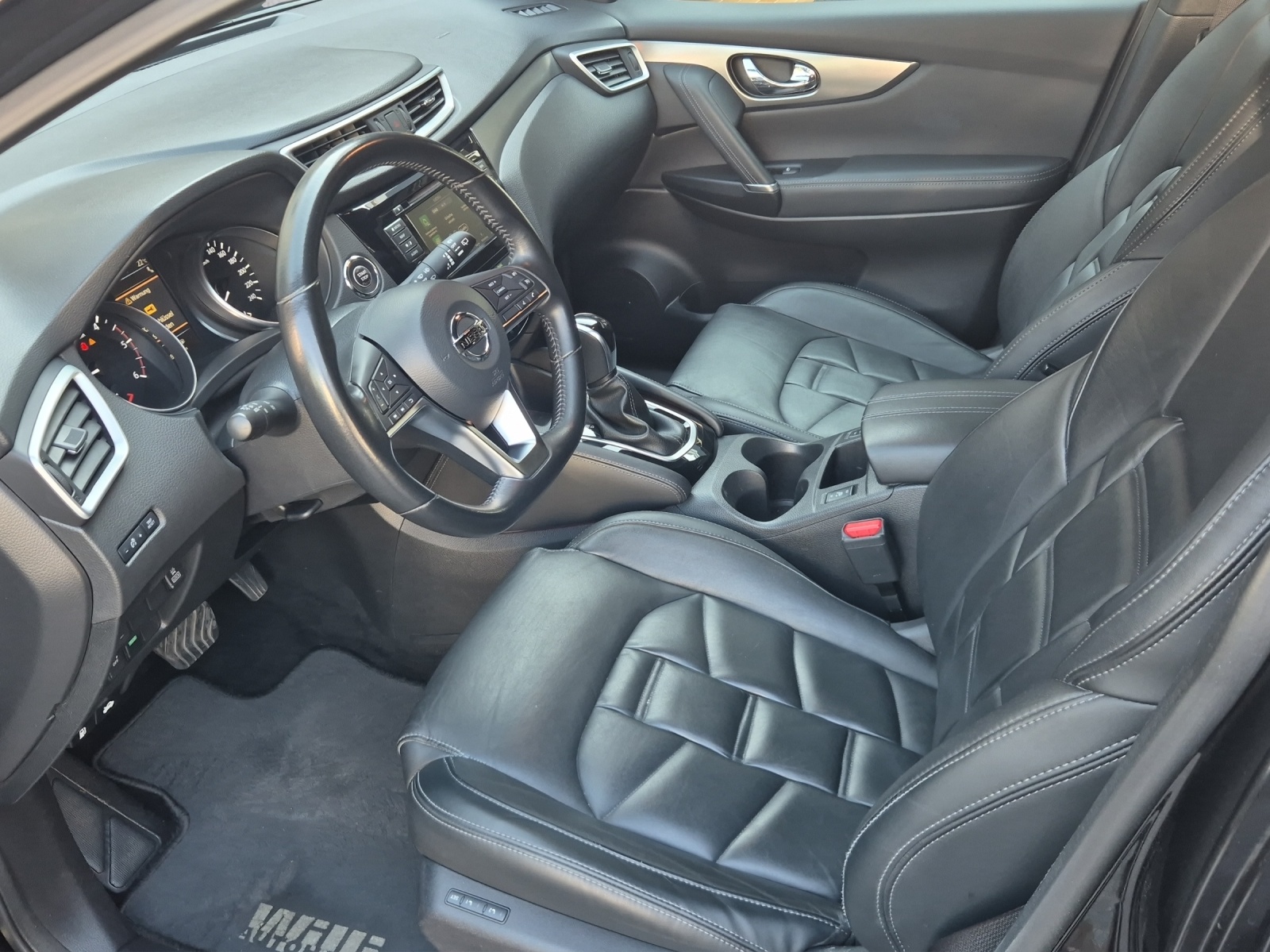 NISSAN Qashqai 1.7 dCi Tekna+ 4x4-image-14