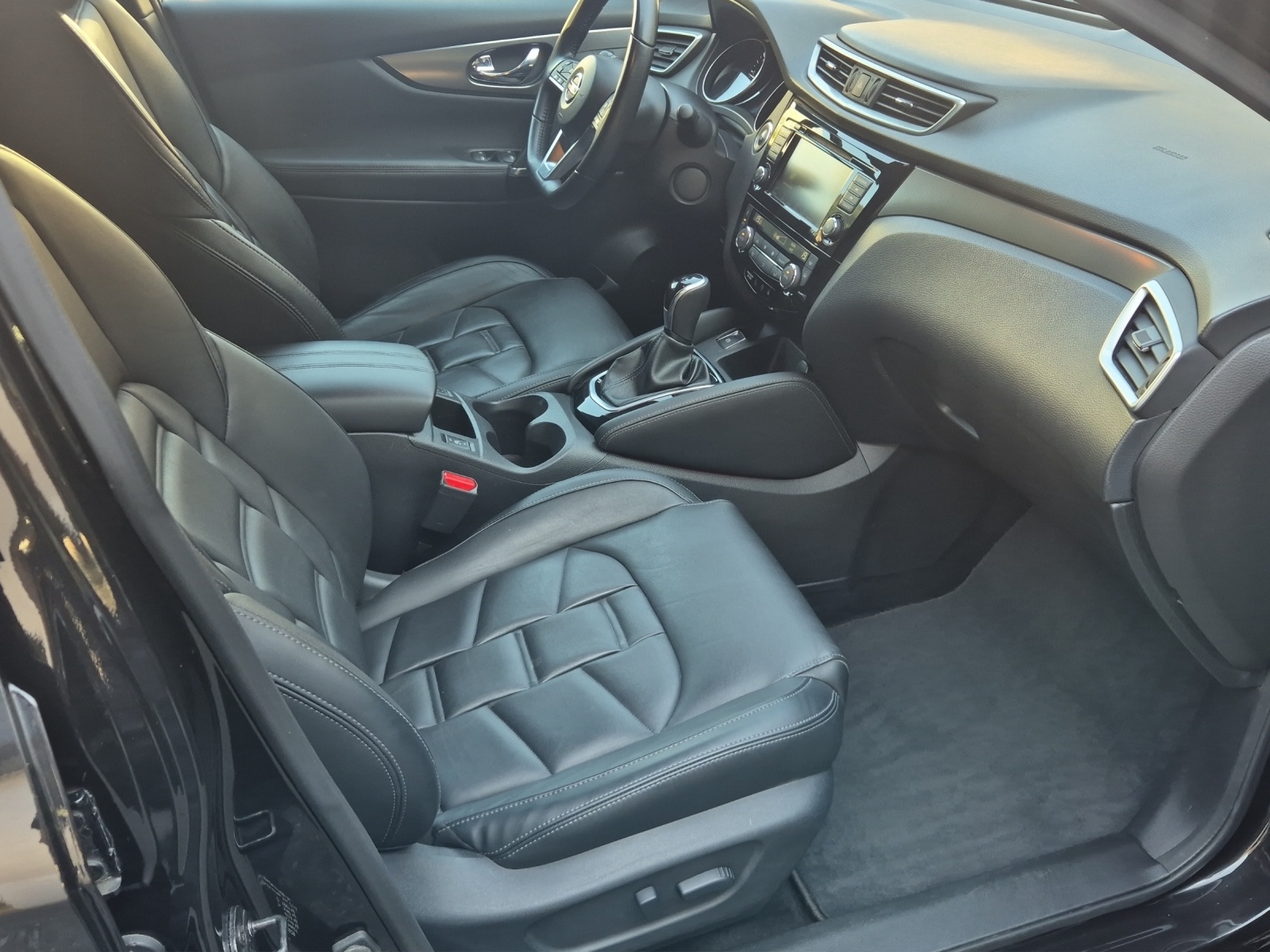 NISSAN Qashqai 1.7 dCi Tekna+ 4x4-image-13
