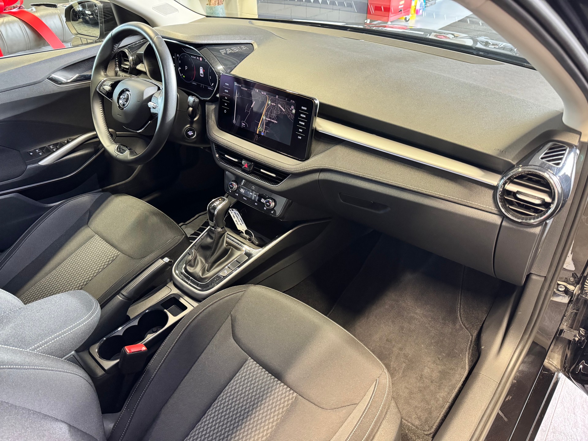 SKODA Fabia 1.0 TSI Style DSG *ALLBLACKONJAPANRACING*-image-8