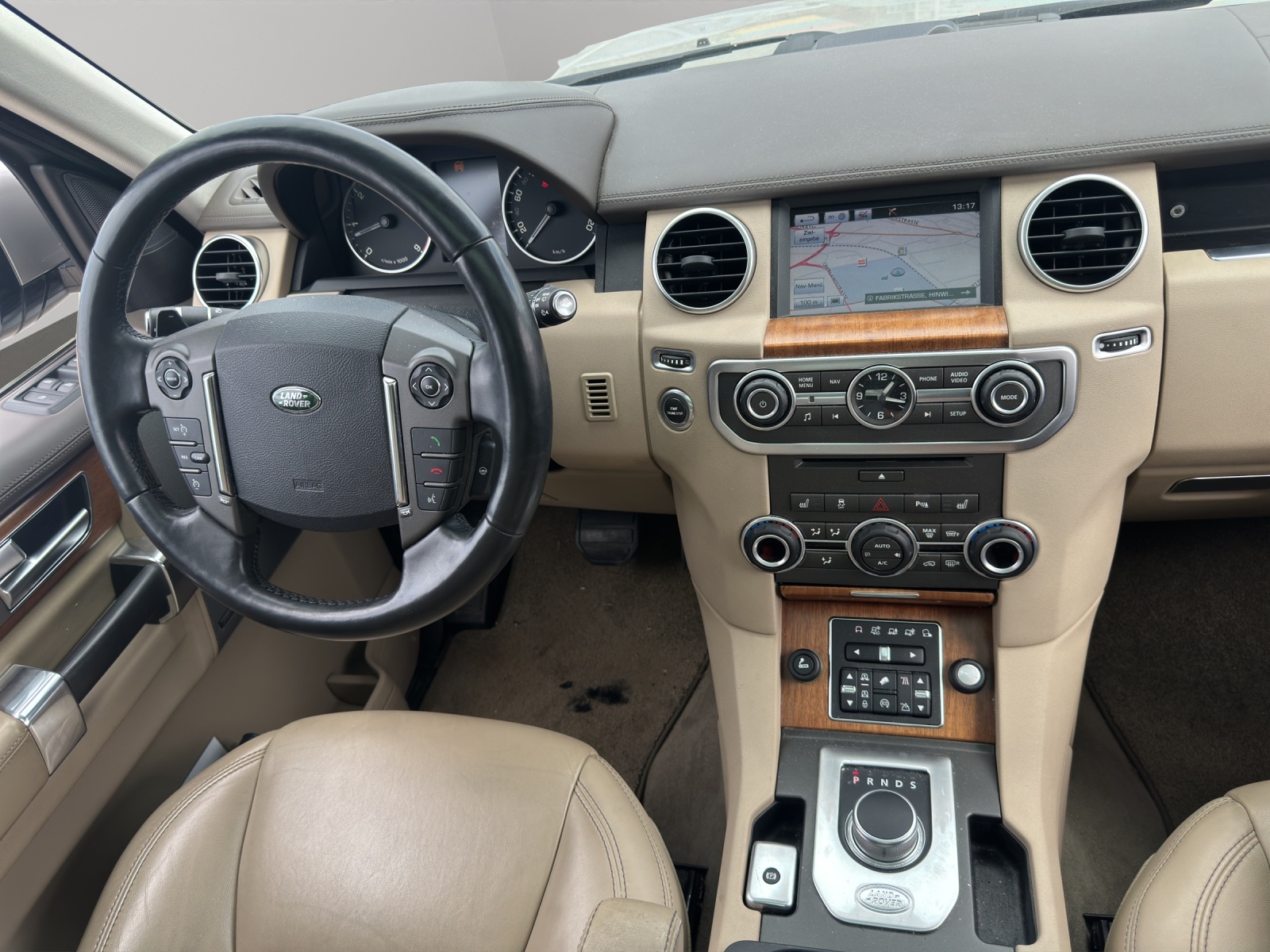 LAND ROVER Discovery 3.0 SDV6 Graphite Automatic-image-12