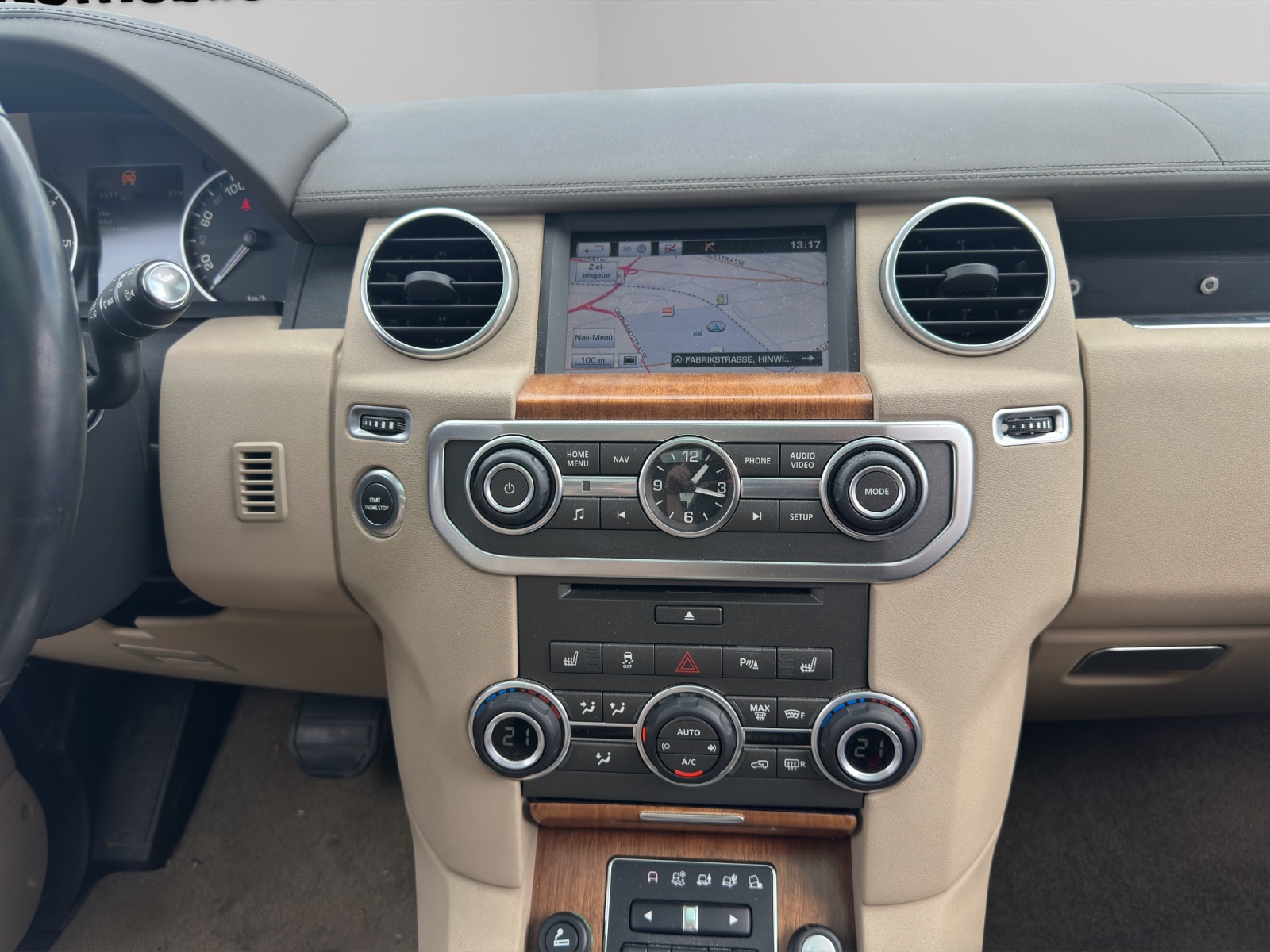 LAND ROVER Discovery 3.0 SDV6 Graphite Automatic-image-16