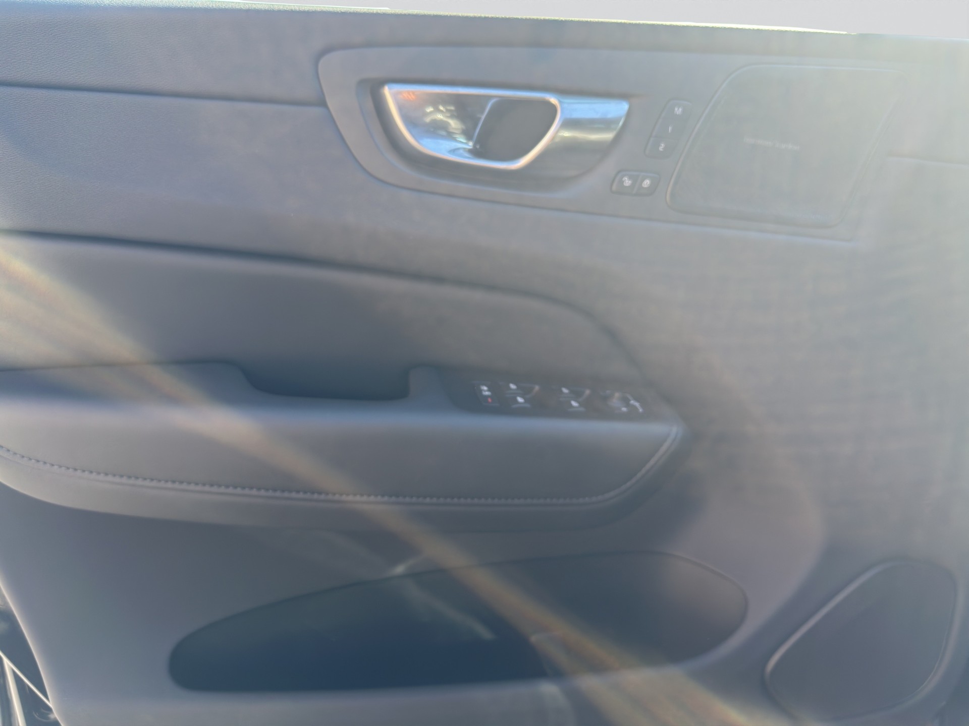 VOLVO XC60 B5 Benzin Mild Hybrid AWD Plus Dark Geartronic-image-9