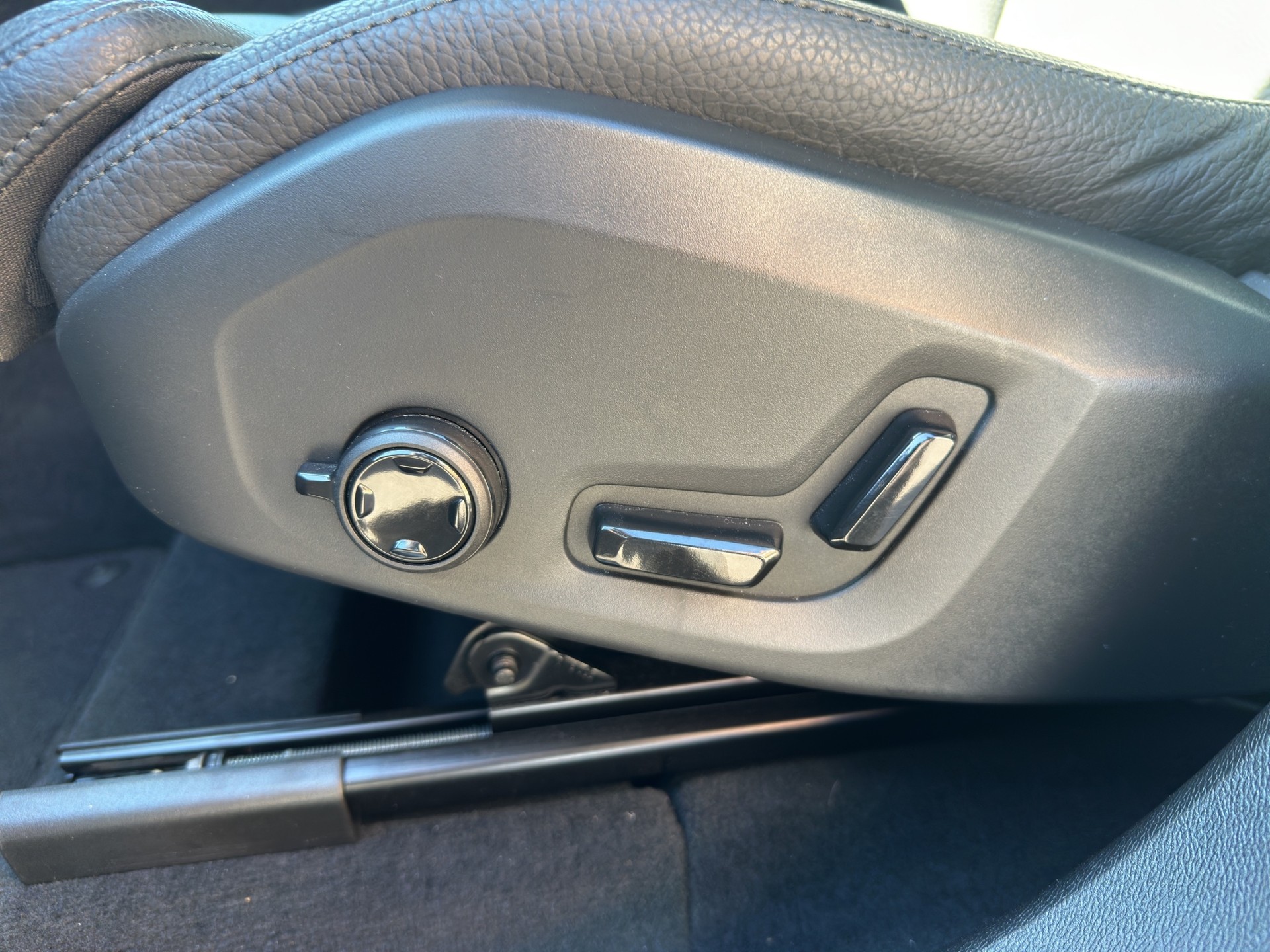 VOLVO XC60 B5 Benzin Mild Hybrid AWD Plus Dark Geartronic-image-10