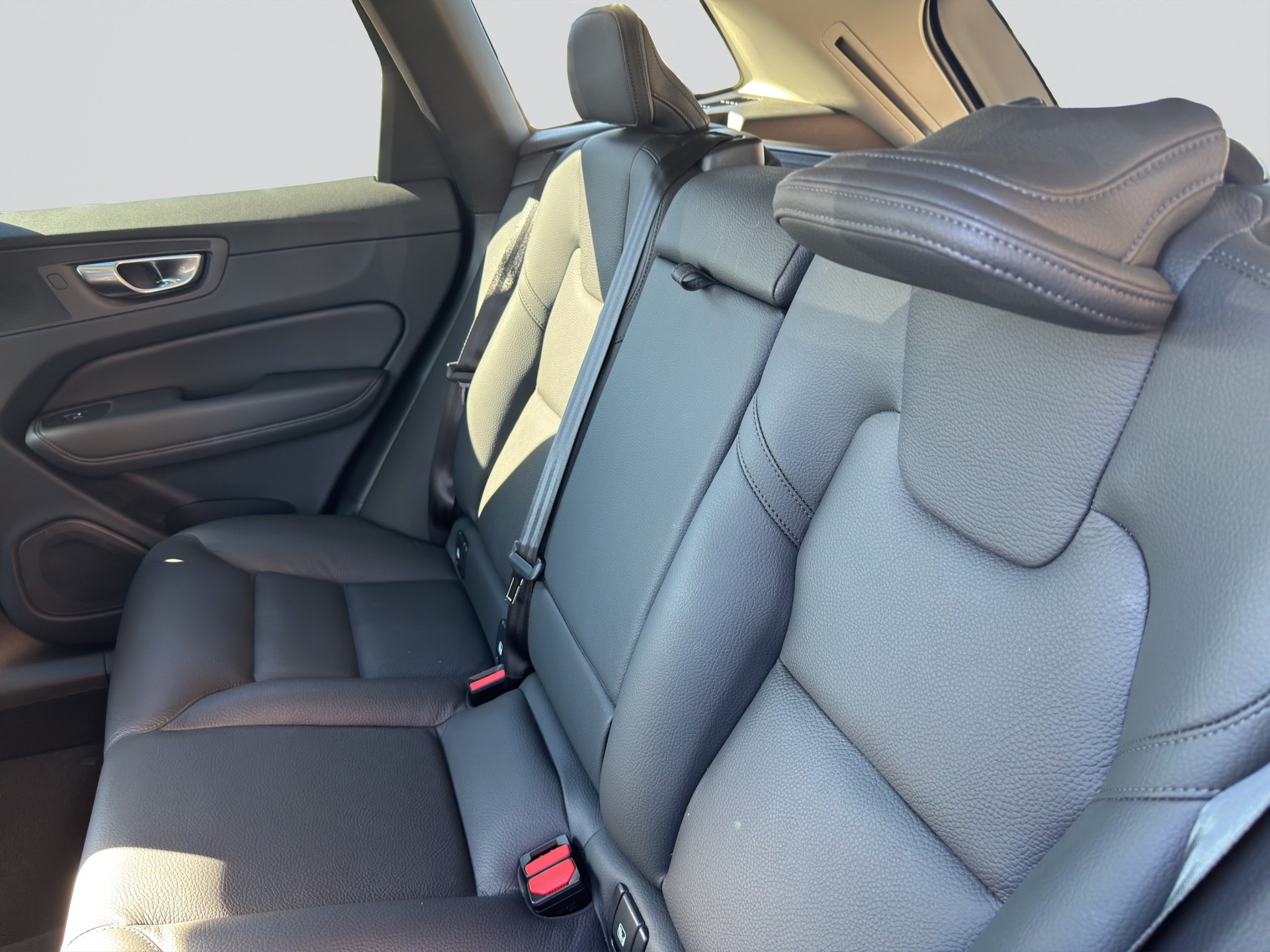 VOLVO XC60 B5 Benzin Mild Hybrid AWD Plus Dark Geartronic-image-8