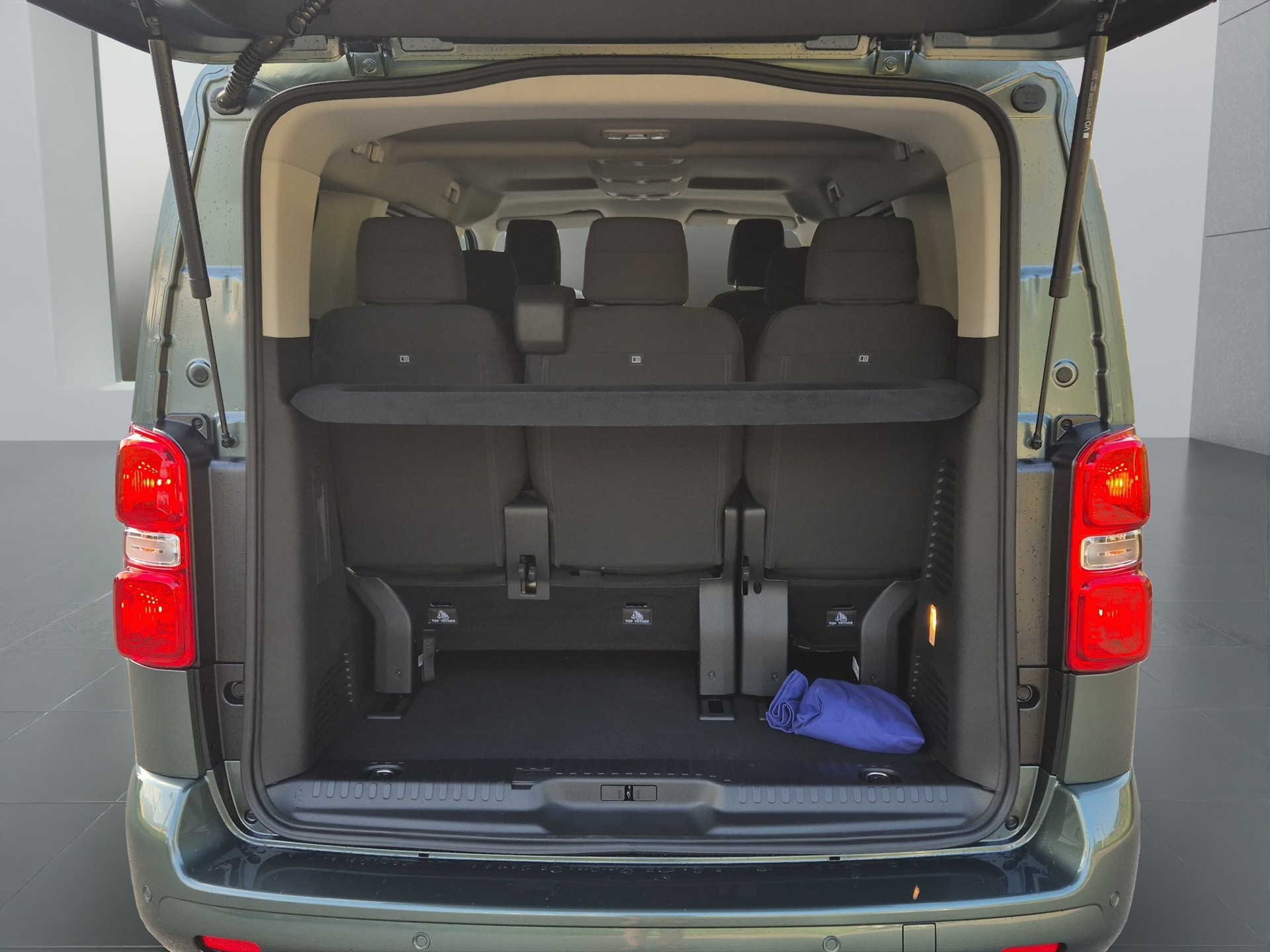 PEUGEOT Traveller Standard 2.2 BlueHDi 180 Family Edition S/S-image-16