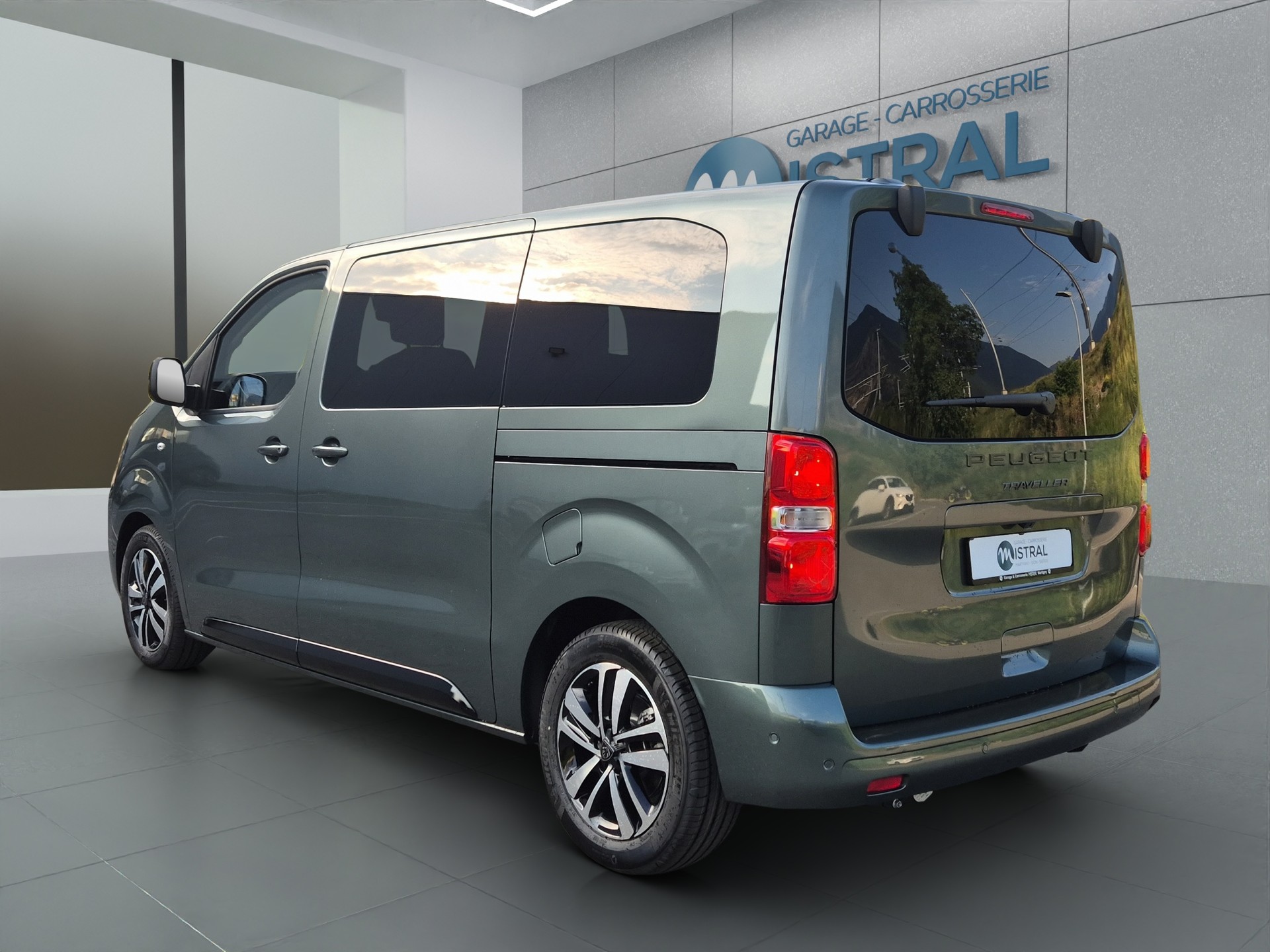 PEUGEOT Traveller Standard 2.2 BlueHDi 180 Family Edition S/S-showroom-element-3