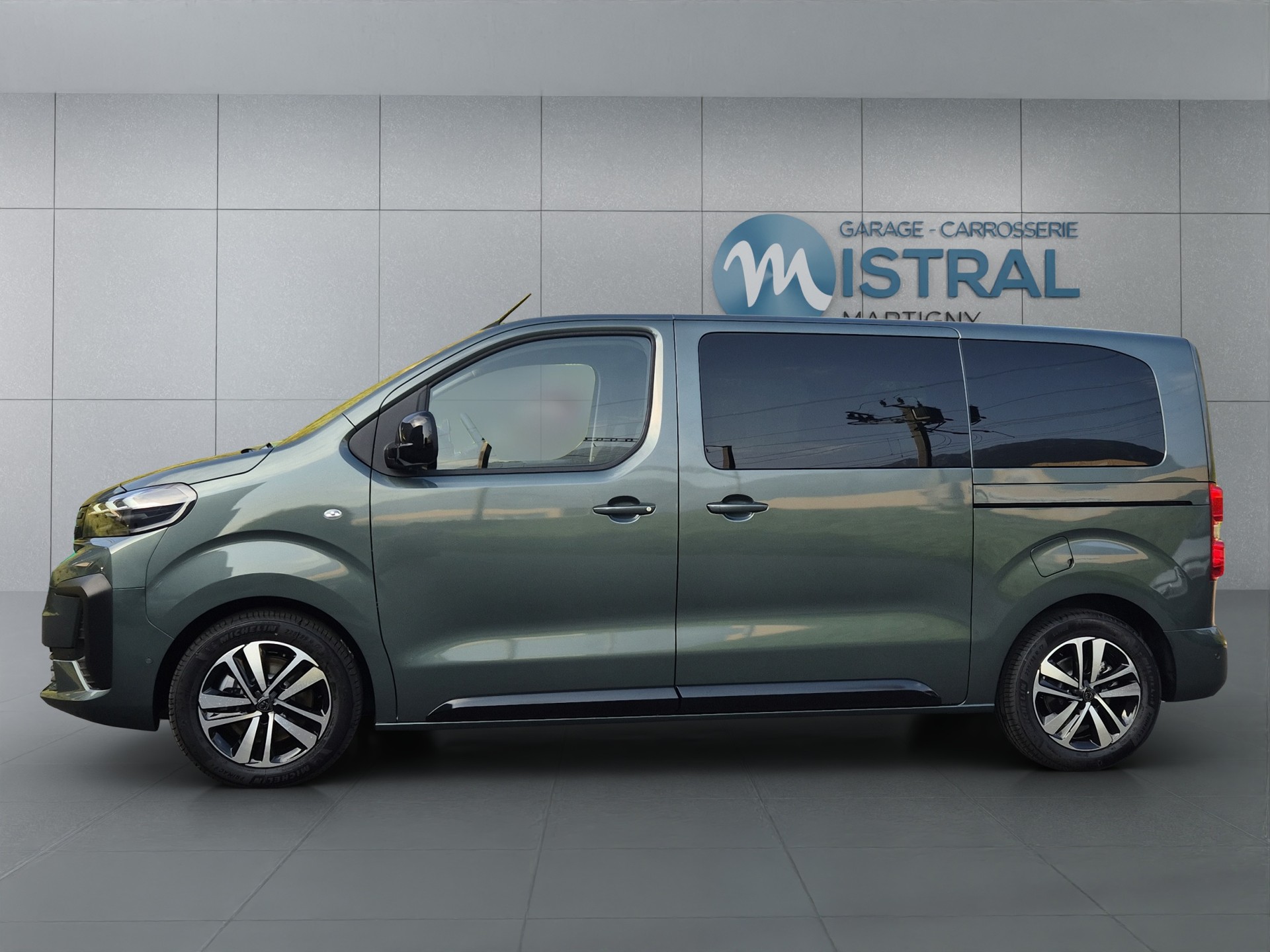 PEUGEOT Traveller Standard 2.2 BlueHDi 180 Family Edition S/S-showroom-element-2
