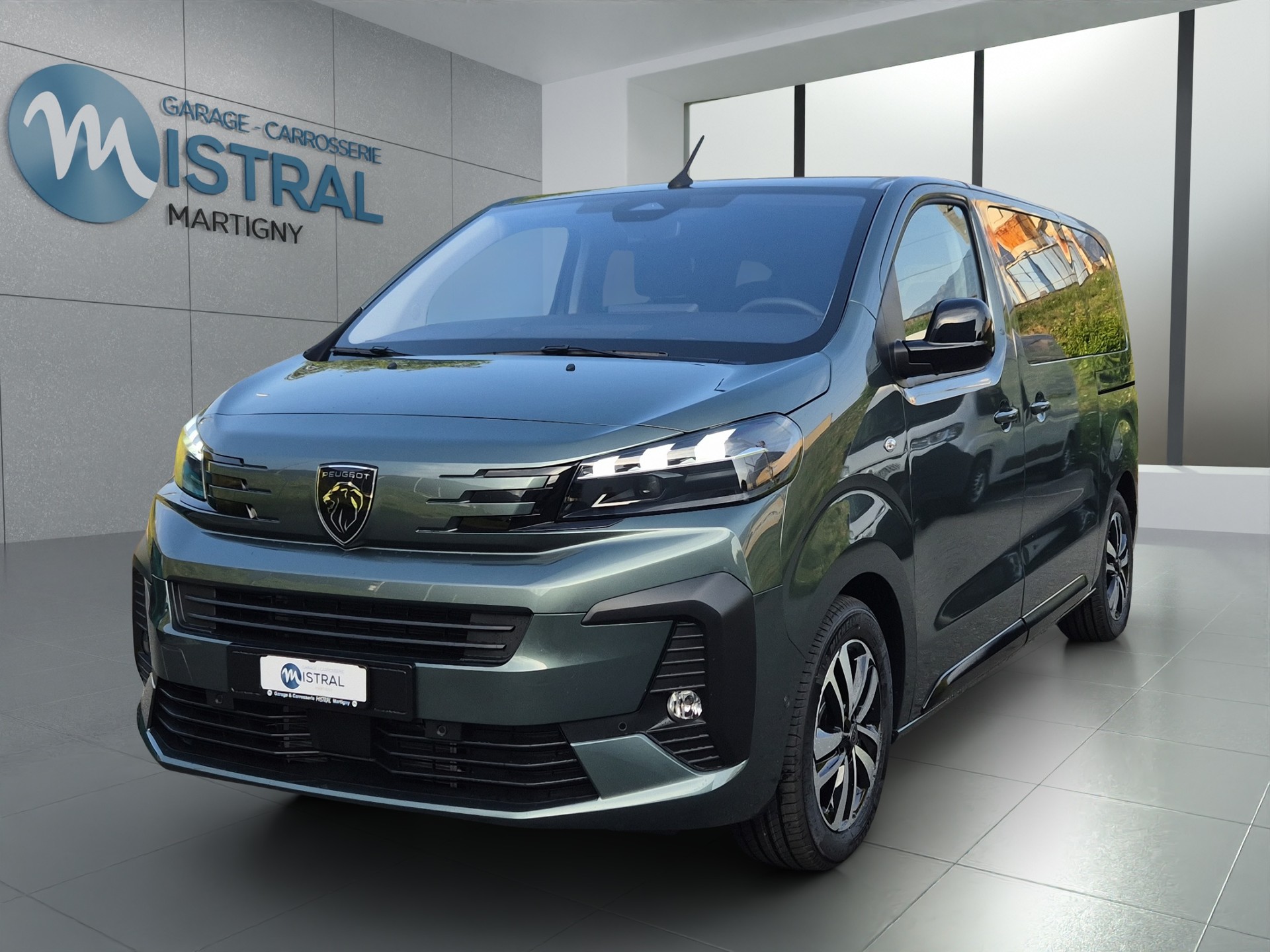 PEUGEOT Traveller Standard 2.2 BlueHDi 180 Family Edition S/S-showroom-element-1