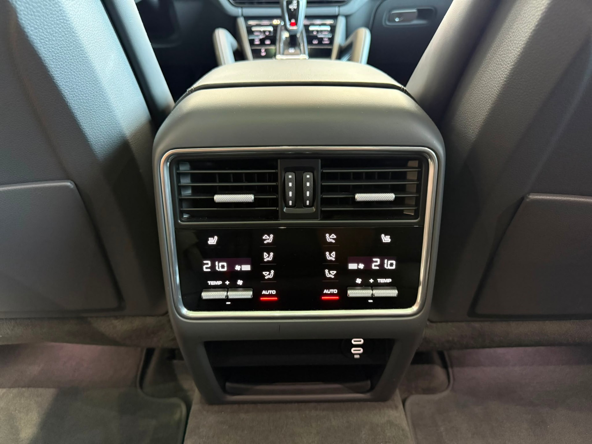 PORSCHE Cayenne Turbo Coupé-image-13