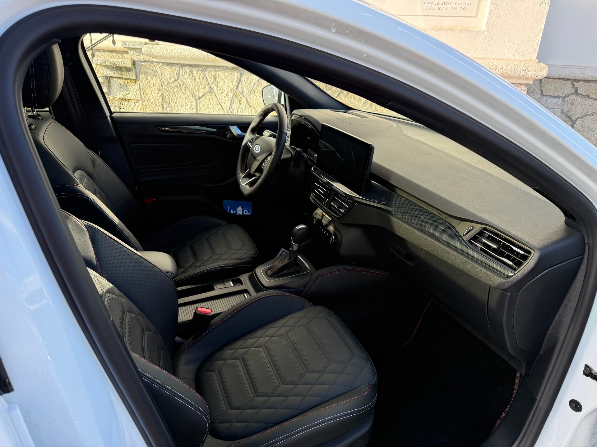 FORD Focus Station Wagon 1.0i EcoB Hybrid 155 ST-Line X-image-11