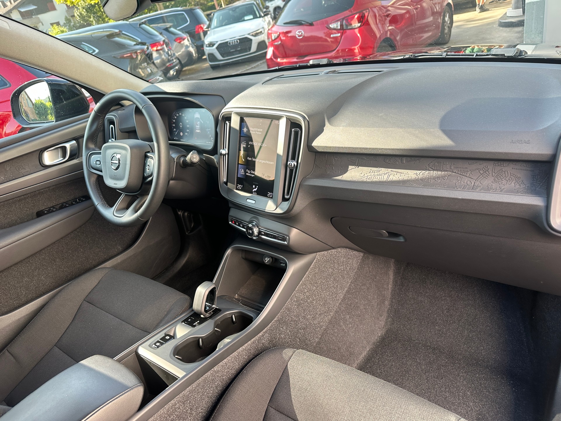 VOLVO XC40 T2 Momentum Light Geartronic-image-25