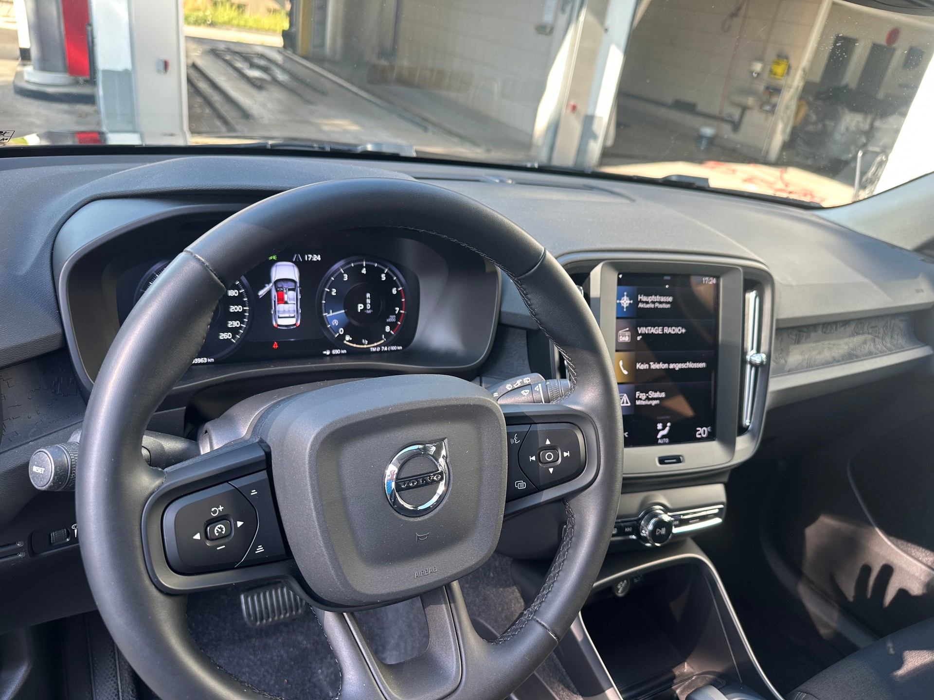 VOLVO XC40 T2 Momentum Light Geartronic-image-23