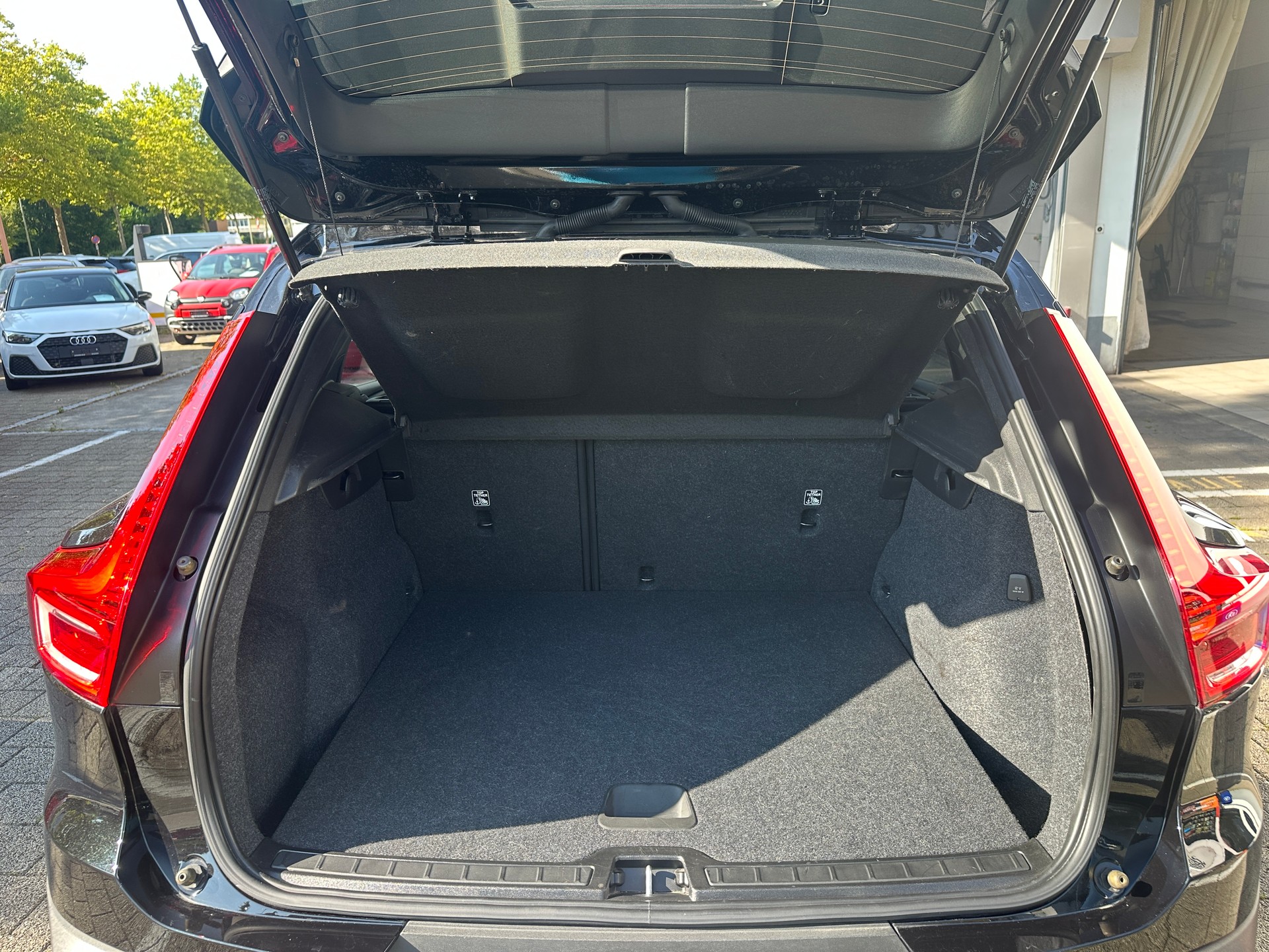 VOLVO XC40 T2 Momentum Light Geartronic-image-28