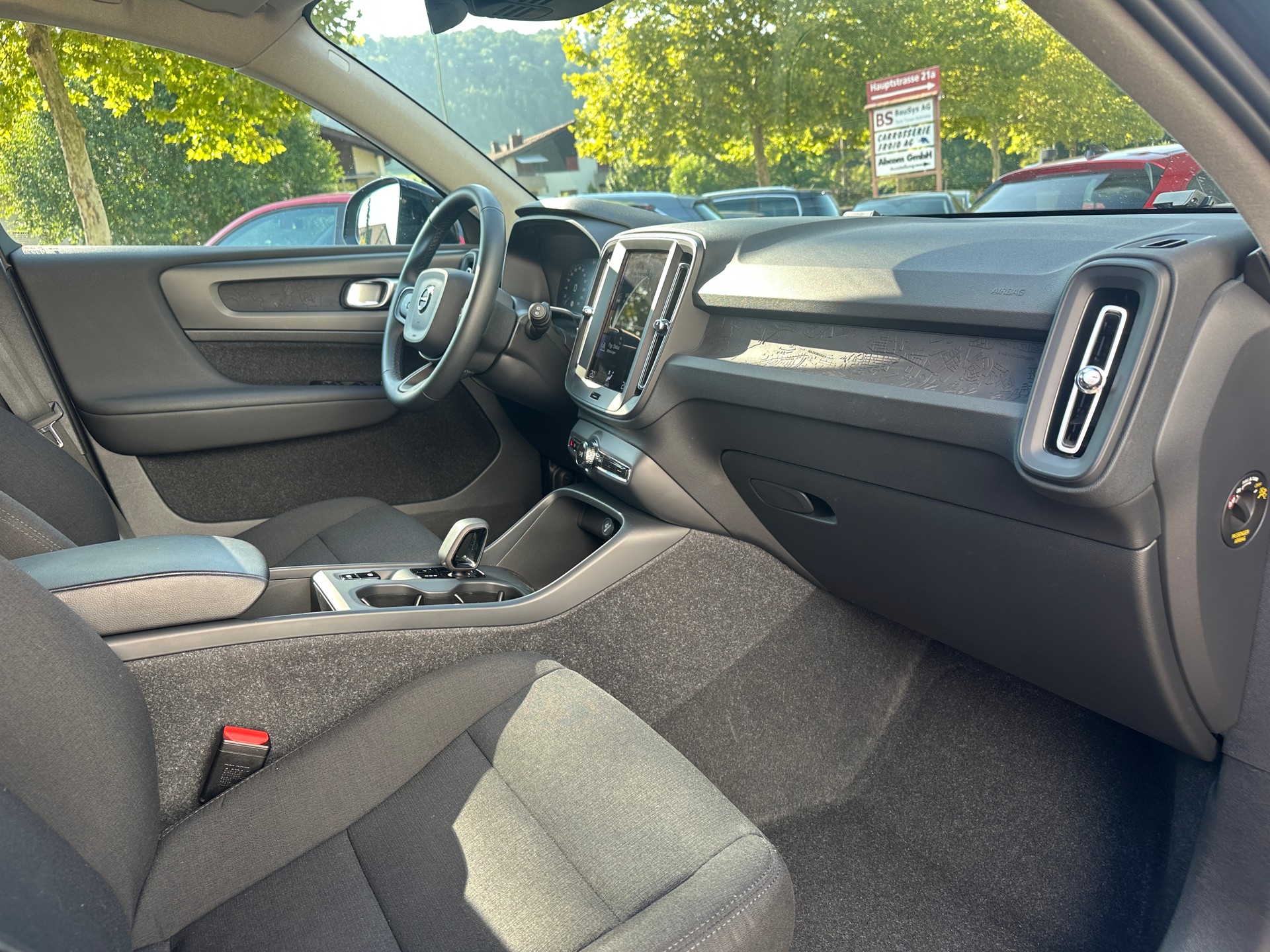 VOLVO XC40 T2 Momentum Light Geartronic-image-26