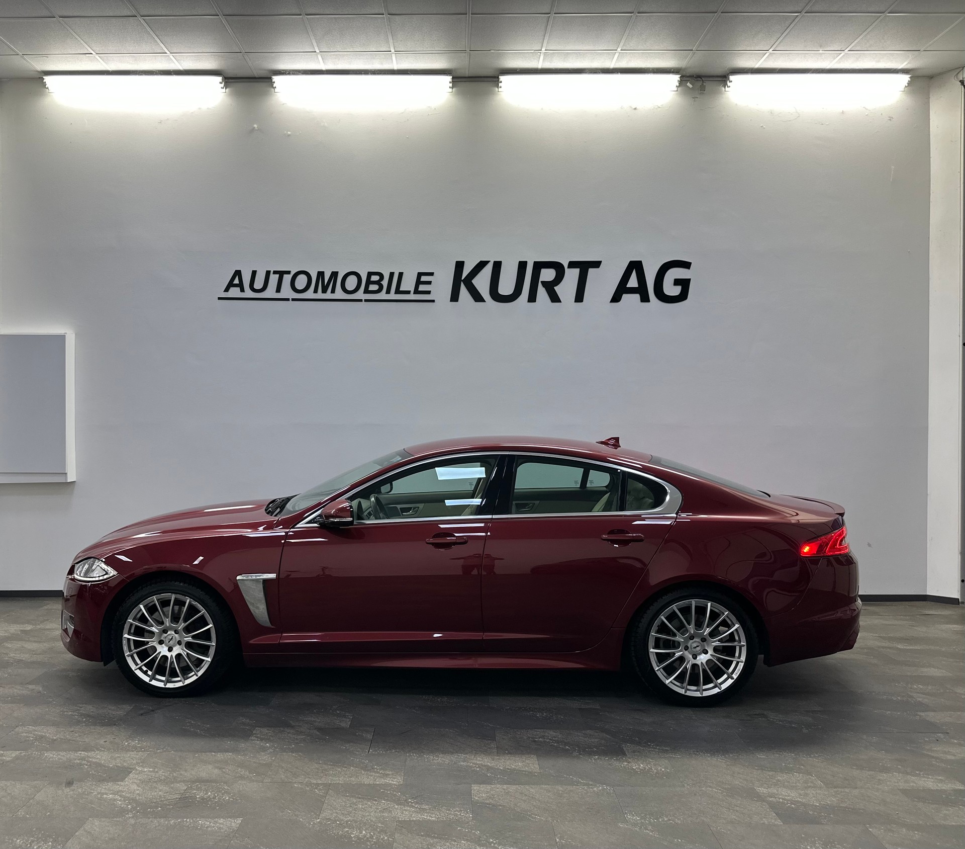 JAGUAR XF 3.0 V6 S/C R-Sport 4x4-showroom-element-2