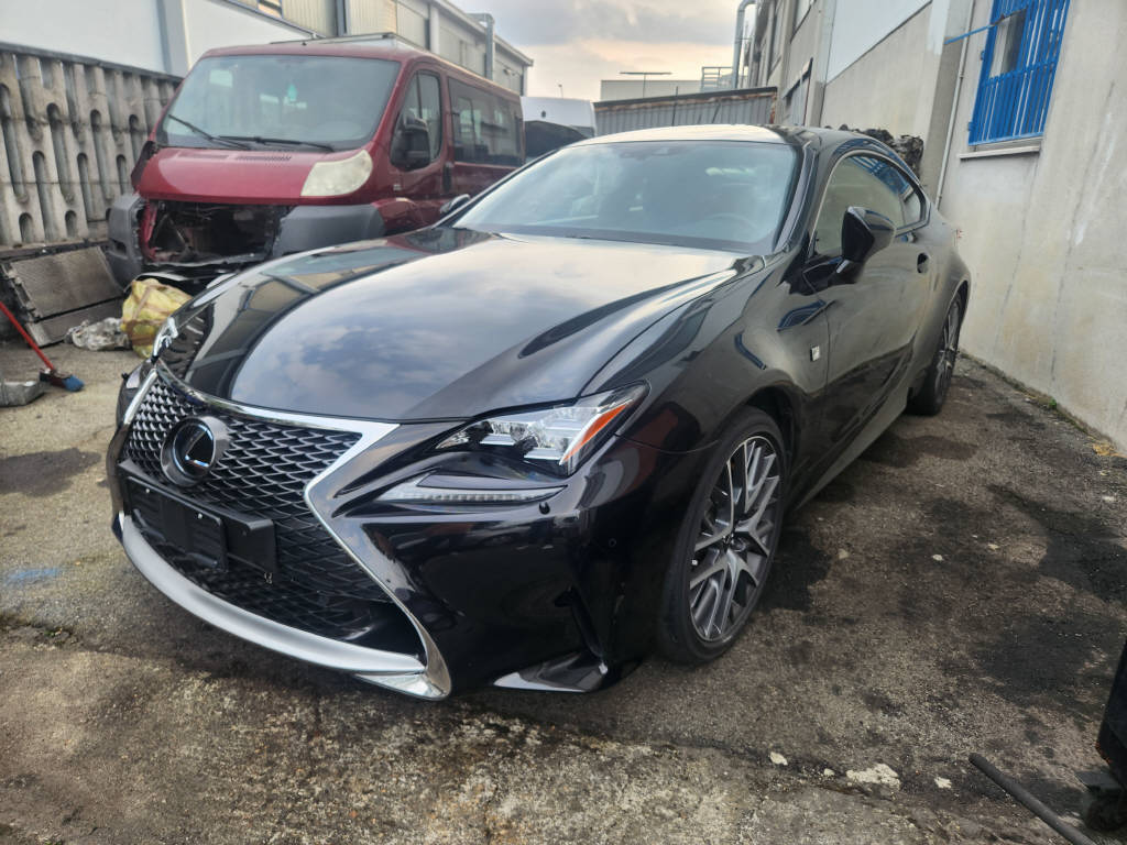 LEXUS RC 200t F-Sport-showroom-element-1