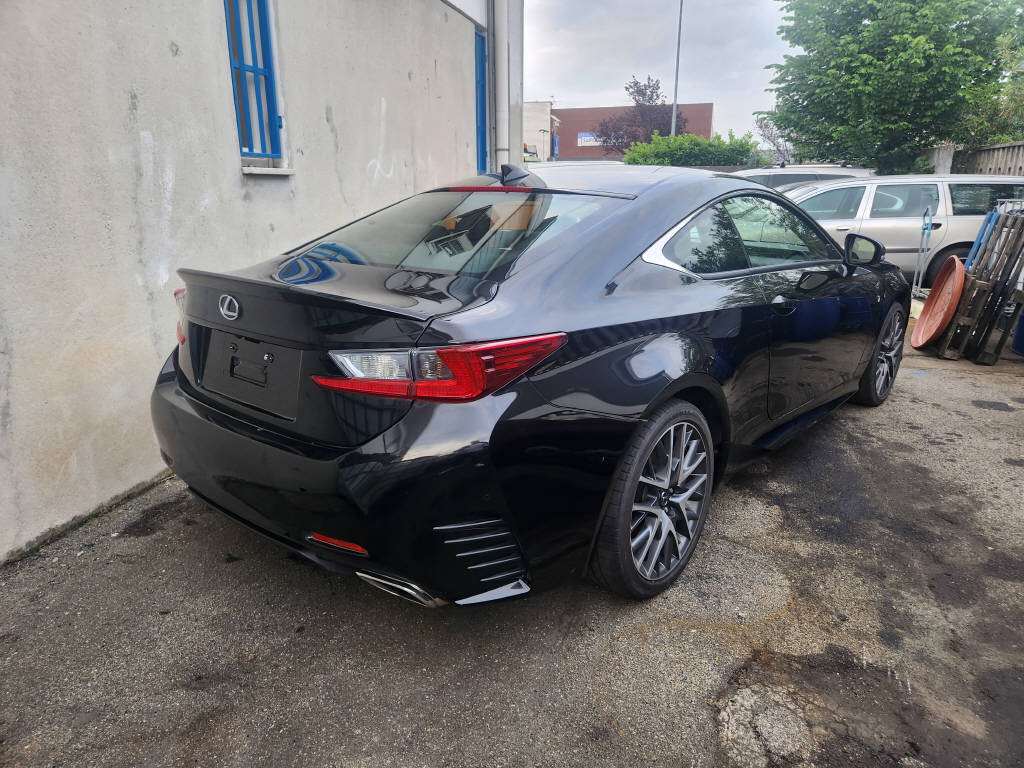 LEXUS RC 200t F-Sport-showroom-element-2