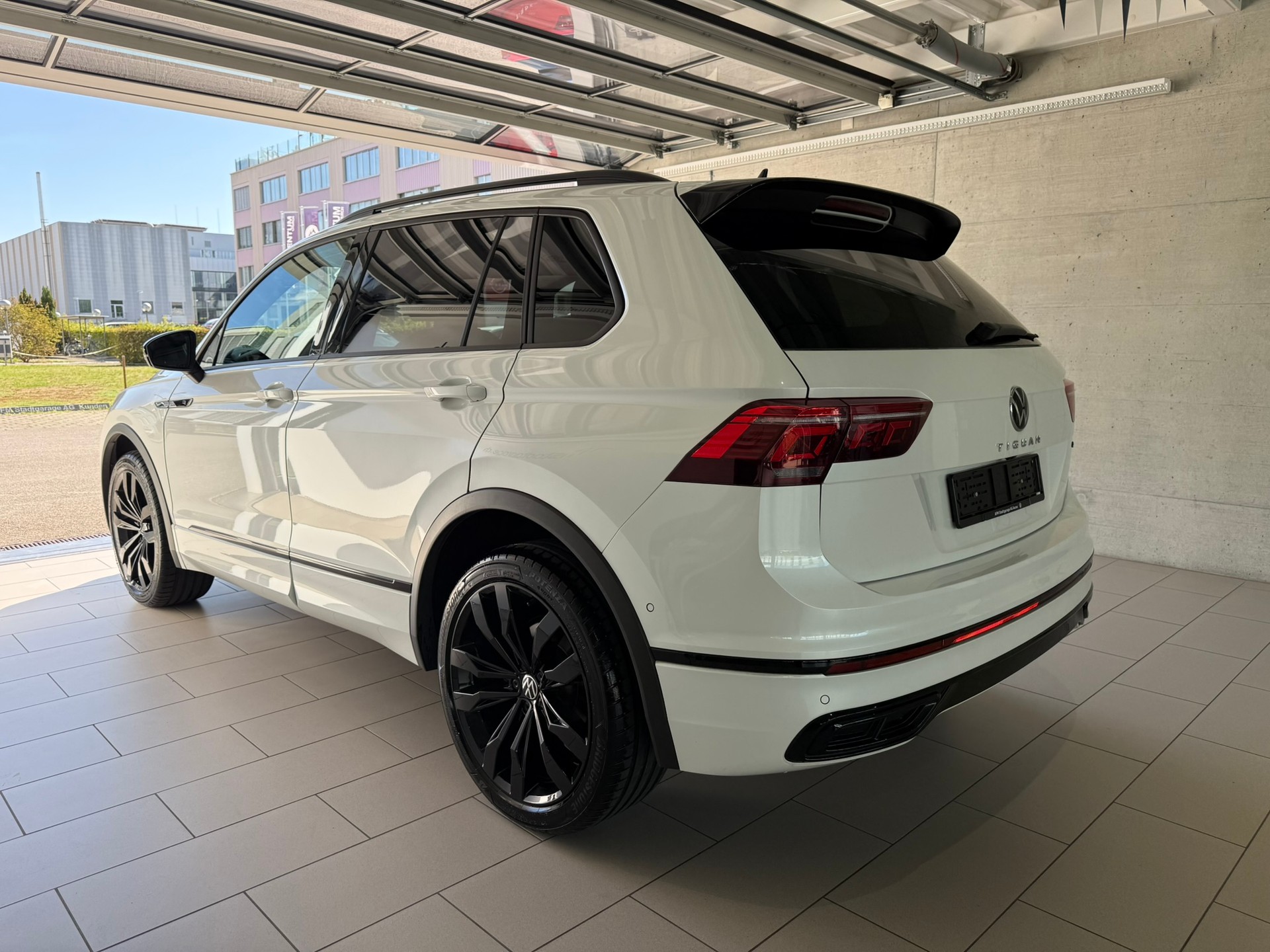 VW Tiguan 2.0TSI R-Line 4Motion DSG-showroom-element-3