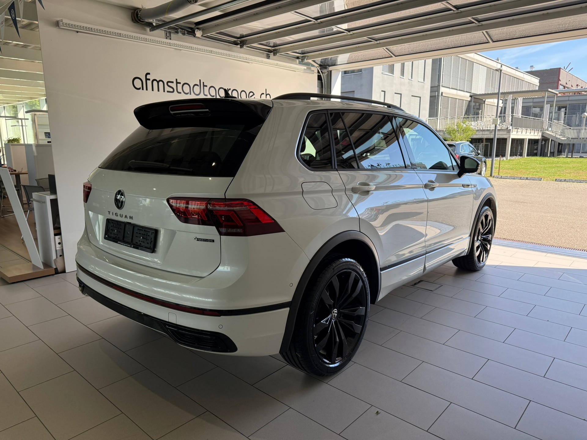 VW Tiguan 2.0TSI R-Line 4Motion DSG-image-4