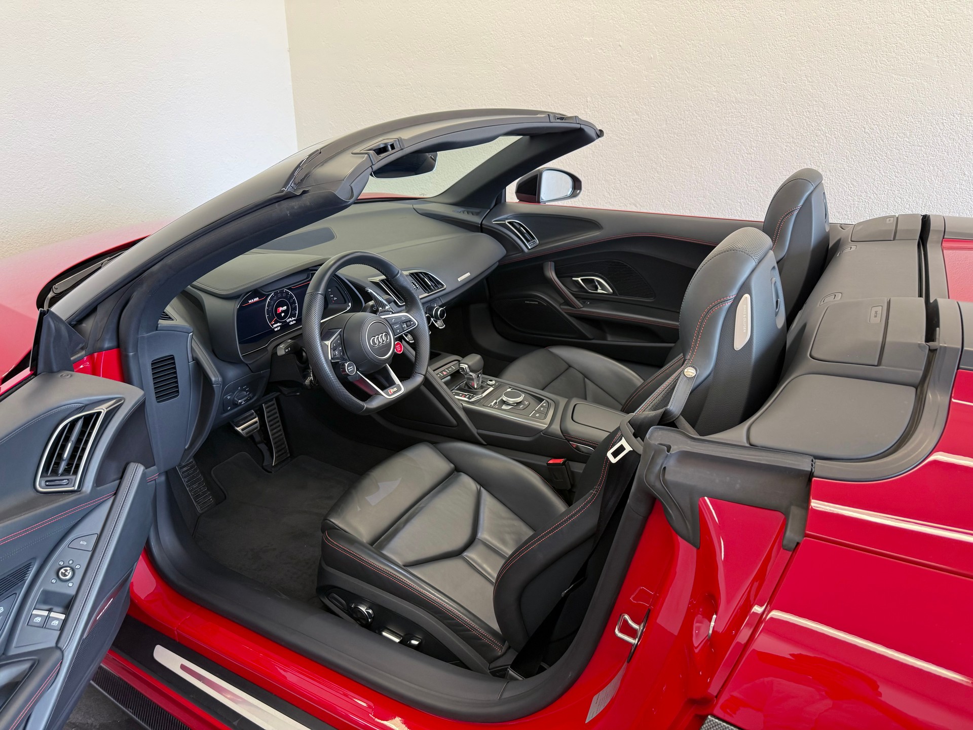 AUDI R8 Spyder 5.2 RWS S-Tronic-image-13