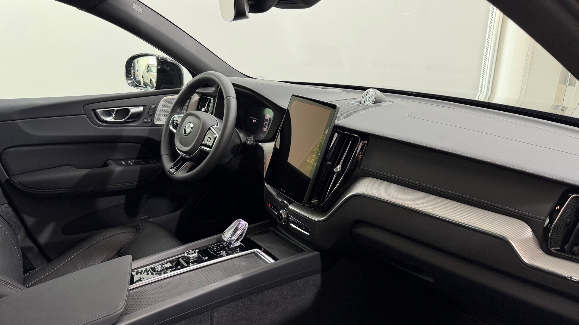 VOLVO XC60 2.0 T8 TE Black Edition e-showroom-element-3