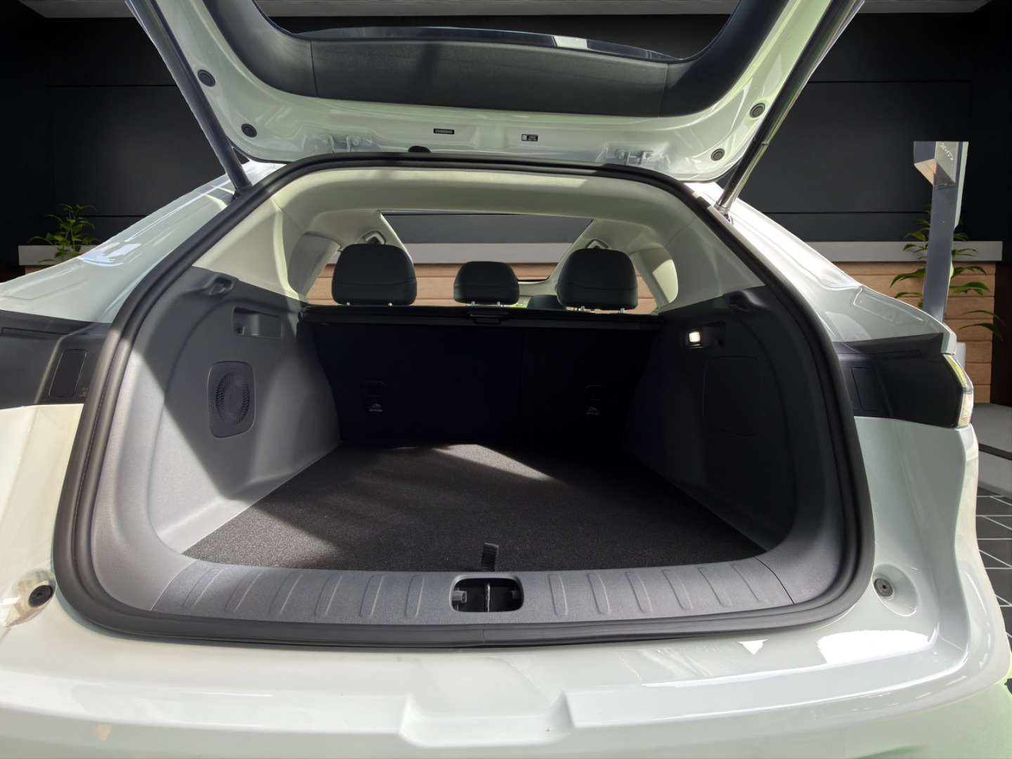 LEAPMOTOR B10 1.5 Hybrid EV-showroom-element-1