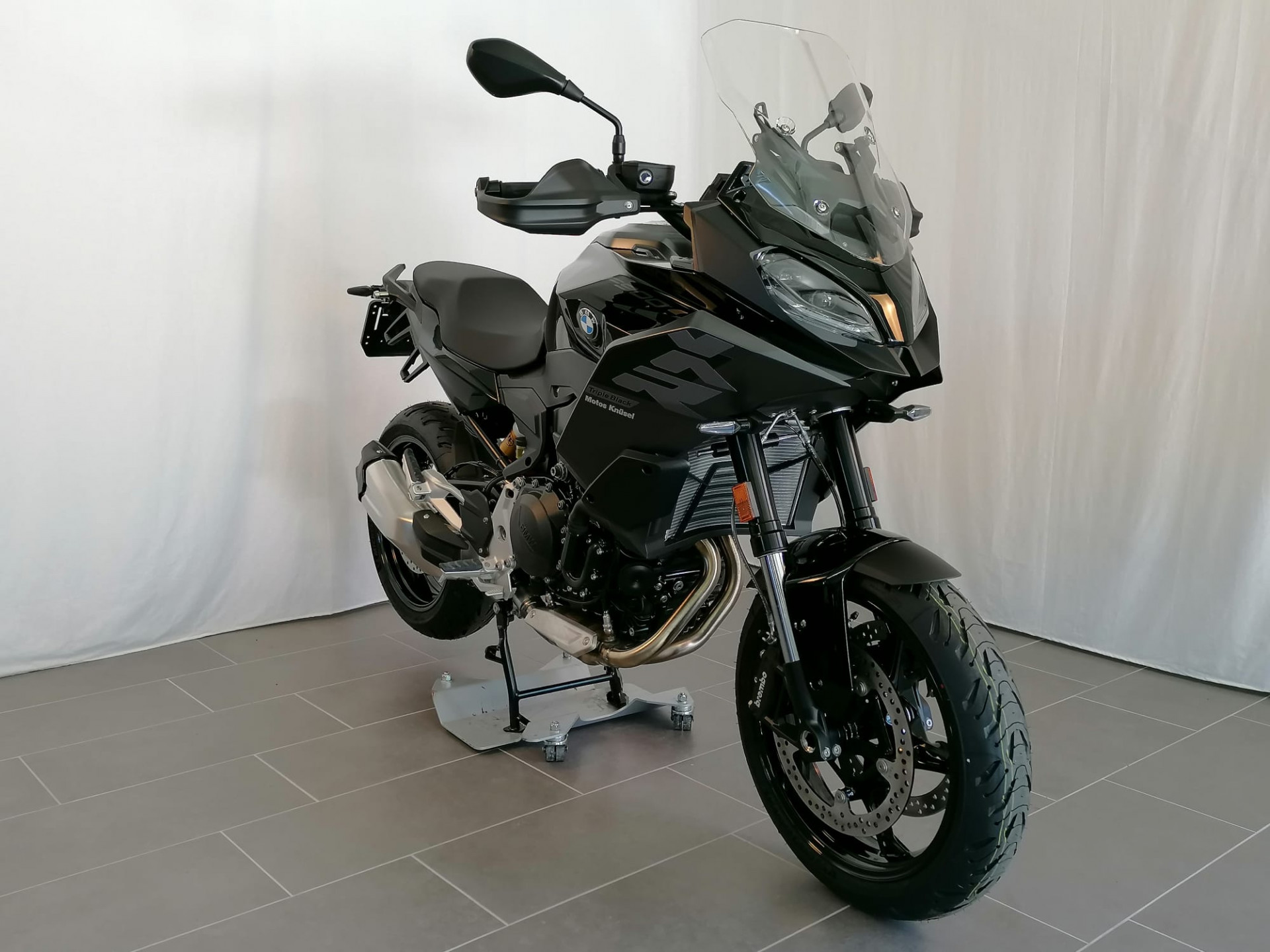 BMW F 900 XR A2 Triple Black-image-1