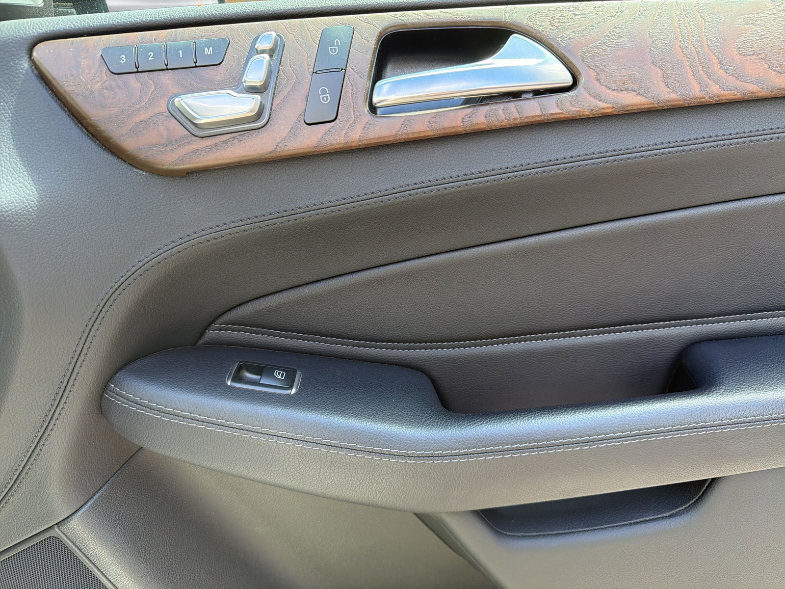 MERCEDES-BENZ GLE 500 e 4Matic-image-16