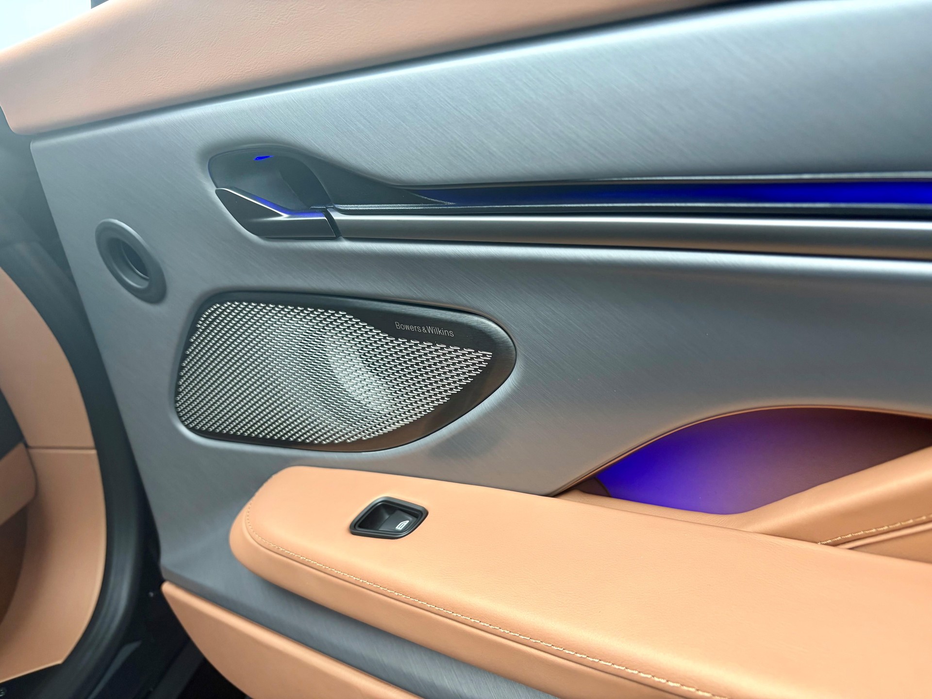 ASTON MARTIN Vanquish 5.2 V12 Bi-Turbo-image-15