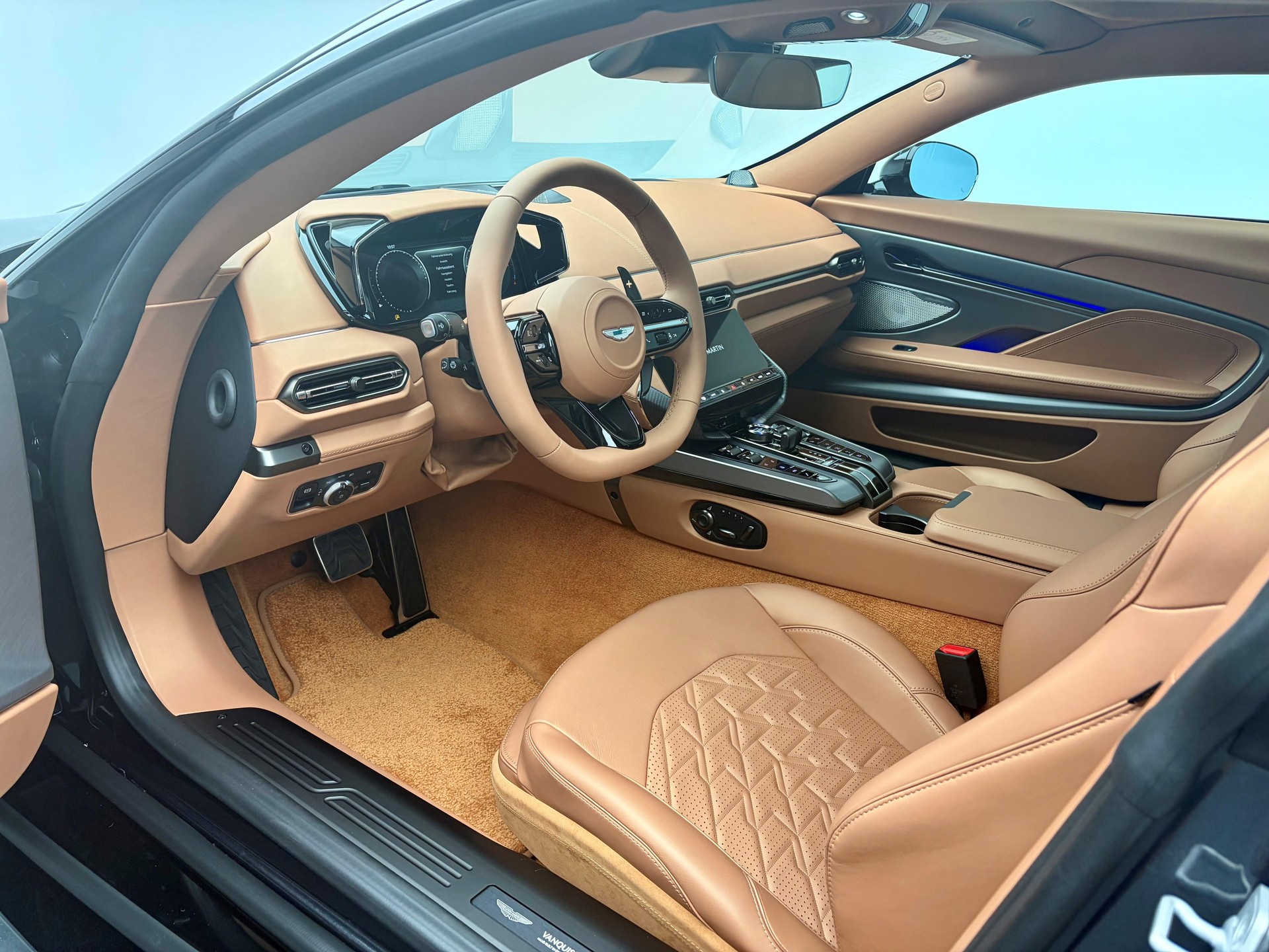 ASTON MARTIN Vanquish 5.2 V12 Bi-Turbo-showroom-element-3