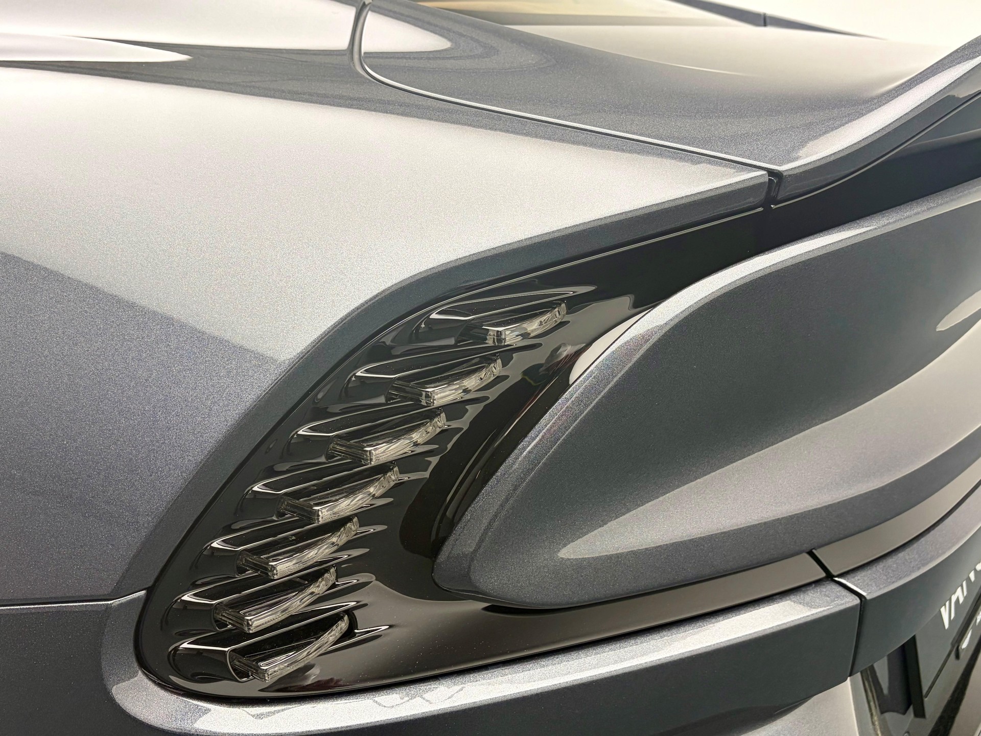 ASTON MARTIN Vanquish 5.2 V12 Bi-Turbo-image-31